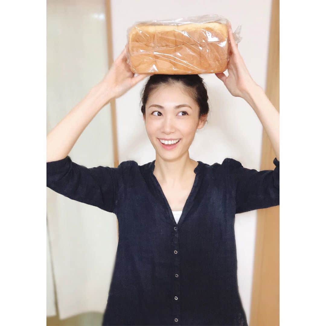 加藤侑紀さんのインスタグラム写真 - (加藤侑紀Instagram)「超高い食パン買っちゃった〜💓  🕺🎶 買了一條很貴的吐司麵包～💓 ・ ・  #大事に食べる #高級食パン #パン好き女子 #吐司吐司 #跟上潮流 #喜びの舞  #愛美食 #日台ハーフ #台日混血兒 #台日友好 #日台友好 #愛台灣 #學日文 #日語學習 #日文教學 #中国語勉強 #帰国子女 #バイリンガル #女優 #演員 #actresslife🎥」8月18日 21時17分 - youki_katoo