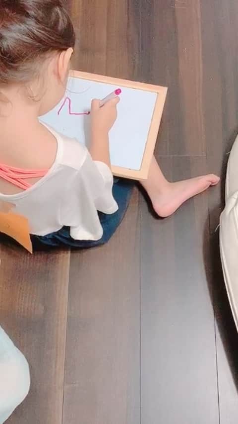 kinaxのインスタグラム：「ルール無視で自由なむちこさん😂 #お絵描きチャレンジ #親バカ部」
