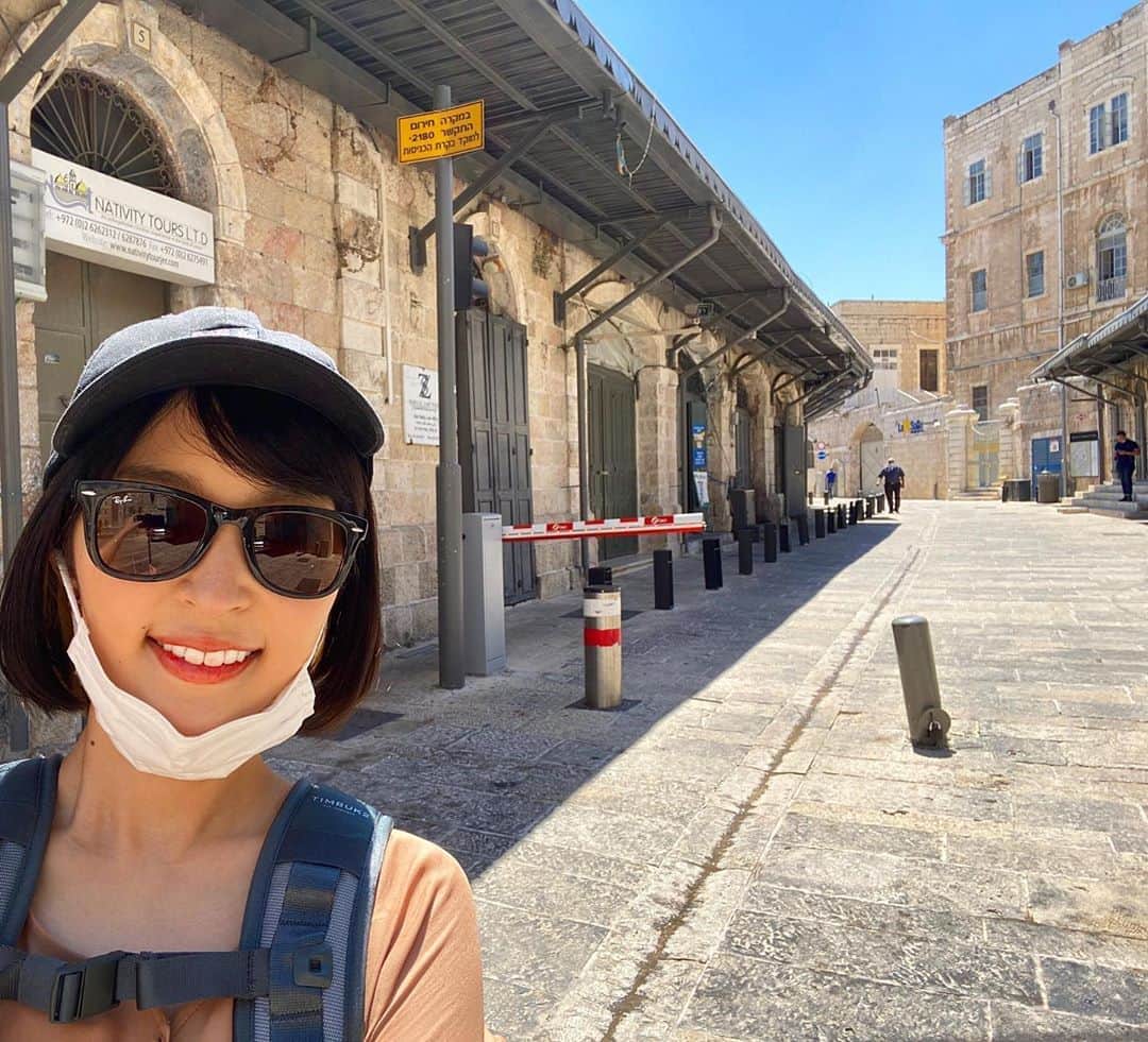 新田朝子さんのインスタグラム写真 - (新田朝子Instagram)「エルサレムの旧市街。ユダヤ教、キリスト教、イスラム教の３つの宗教の聖地とされています。 . マスクをつけて外を歩くのが辛いですね😭きっと日本も暑いんだろうなぁ☀️皆さん、お互い熱中症には気をつけましょうね！！ . #jerusalem #israel #isolation #coronavirus #イスラエル #エルサレム #イスラエル在住 #エルサレム在住 #フリーアナウンサー #ホリプロアナウンス室 #ニュースリポーター #新田朝子 #中東 #中東在住 #海外在住 #エルサレムな日々 #ブログ更新 #ブログはプロフィールから」8月18日 21時18分 - asako.nitta