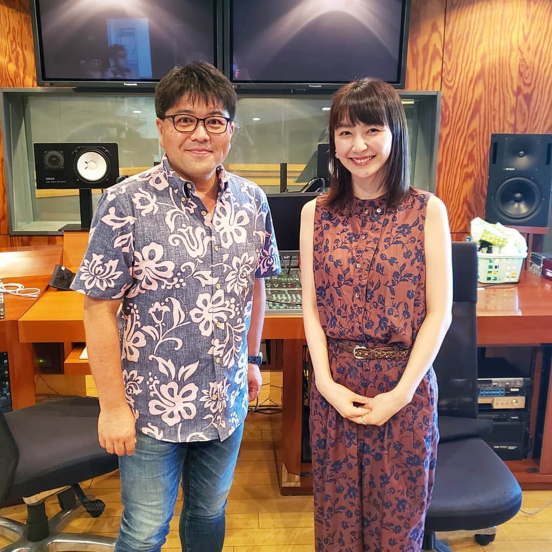 橋本真衣のインスタグラム：「. 昨日のつづき  #福岡チャリティーソング なんとKBC宮本アナがアテンドしてくださりました！🙄✨ アサデス終わりでお疲れのところ、ありがとうございました😂  福岡の各局アナも参加されています🎵お楽しみに🤗 . . #九州朝日放送#宮本啓丞 アナ#暑いから#アロハ系の服装に#なりますよねえ#リゾートな二人#なんなら昨日の松隈さんも#アロハだった#気持ちはハワイ」