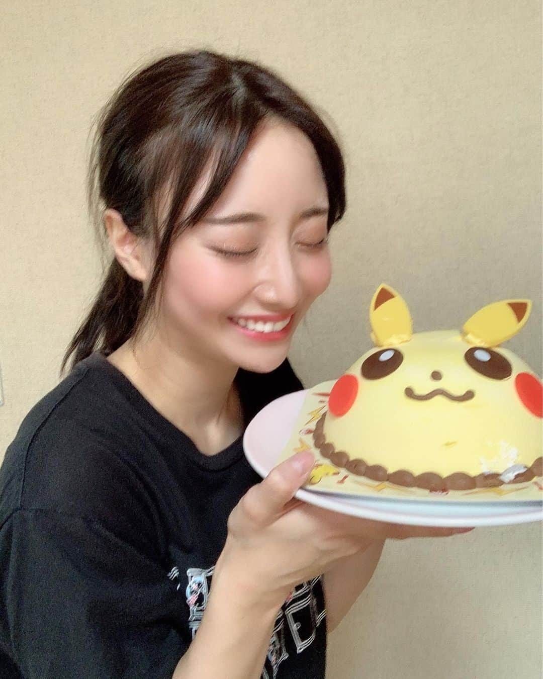 柴田阿弥さんのインスタグラム写真 - (柴田阿弥Instagram)「ひゃ〜ピカチュウ🤭❤️🧡 31のアイスクリームケーキ可愛い…！ ちょっと前に食べたんだ〜🥴❤️ ㅤㅤㅤㅤㅤㅤㅤㅤㅤㅤㅤㅤㅤ #31 #31アイスクリーム #ピカチュウ #アイスケーキ #ポケモン」8月18日 21時19分 - ayashibata0401