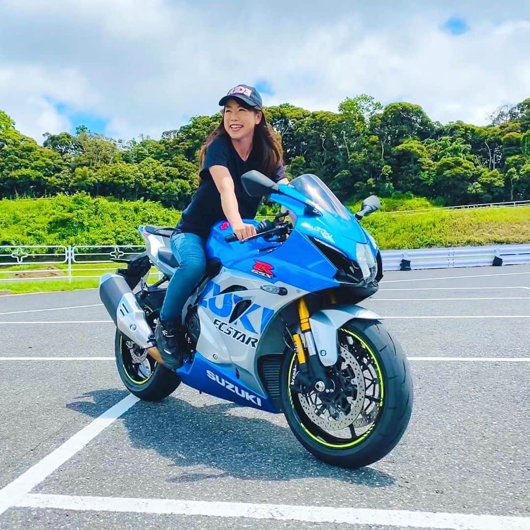 木村亜美さんのインスタグラム写真 - (木村亜美Instagram)「明日はバイクの日なんだね〰️☪︎ *. ((✽-ᴗ-)ｳﾝ❤︎ #8月19日 🏍🌻 #suzukigsxr1000r #スズキ #スズキバイク #SUZUKI #suzukimotorcycle #suzukigsxr #木村亜美 #suzukigsx #suzukigsxr1100 #superbike #SS女子 #スーパーバイク #スーパースポーツ #スーパースポーツバイク #superbikers #superbikegram #superbikegirl #gsxr1000rr #gsxr1000 #gsx」8月18日 21時19分 - ami_kimura0327