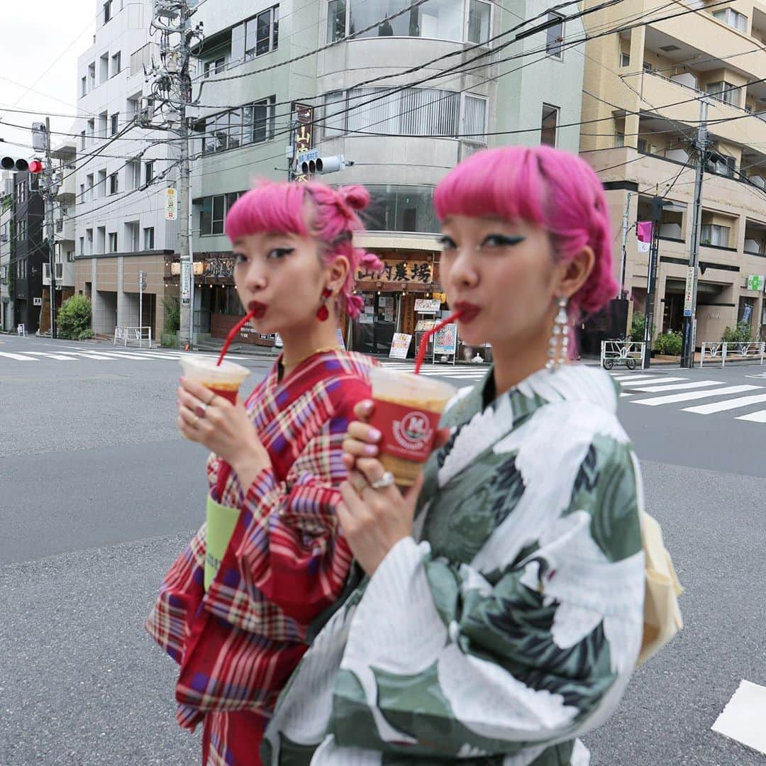 AYAさんのインスタグラム写真 - (AYAInstagram)「夏詣🇯🇵 浴衣を着ると気分が上がります🌹 自分なりの着こなしを 自由に楽しむのが私のモットーであり ファッションの楽しさだと私は思う✨ youtube channelにて 浴衣の着こなし紹介してます👘 プロフィールにURL貼っていますので 見て下さったら喜びます🌈 #lovefashion_loveyourself」8月18日 21時31分 - ayaxxamiaya