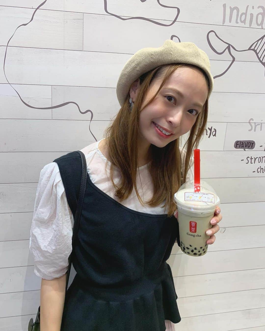 榊本麻衣さんのインスタグラム写真 - (榊本麻衣Instagram)「♡♡﻿ ﻿ ﻿ みんな気付いてるかな、、☺️？﻿ ﻿ ﻿ ﻿ 最近の私の投稿、、、、、﻿ ﻿ ﻿ ﻿ ﻿ ﻿ ﻿ ﻿ ﻿ ﻿ 飲み物ばっかり持っていることに🥺🥤笑﻿ ﻿ ﻿ ﻿ この時もゴンチャ🌷﻿ ほうじ茶ミルクティーに﻿ ミルクフォームを＋したよ😗👍﻿ ﻿ ﻿ やっぱタピオカたまに飲むの美味しいよね♥﻿ ﻿ ﻿ ﻿ 気がつけばこの日のコーデは﻿ ベレー帽もトップスもMURUAでした🤗！﻿ ﻿ ﻿ ﻿ #cafe #カフェ#カフェ巡り #東京カフェ #カフェ巡り好きな人と繋がりたい #おしゃれカフェ #美味しい  #mai___food #タピオカ #タピ活 #ほうじ茶ミルクティー  #gongcha #ゴンチャ #ベレー帽 #サマーベレー帽 #MURUA」8月18日 21時30分 - maipipii