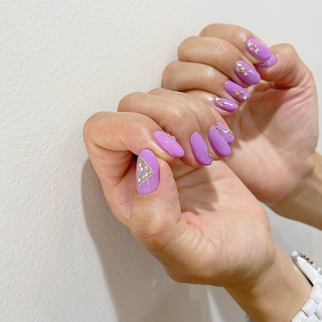 Kana Kobayashiさんのインスタグラム写真 - (Kana KobayashiInstagram)「#nails #Anela #purple #ストーン #キラキラ #夏色 #ネイル #ネイルデザイン」8月18日 21時30分 - anela_kana
