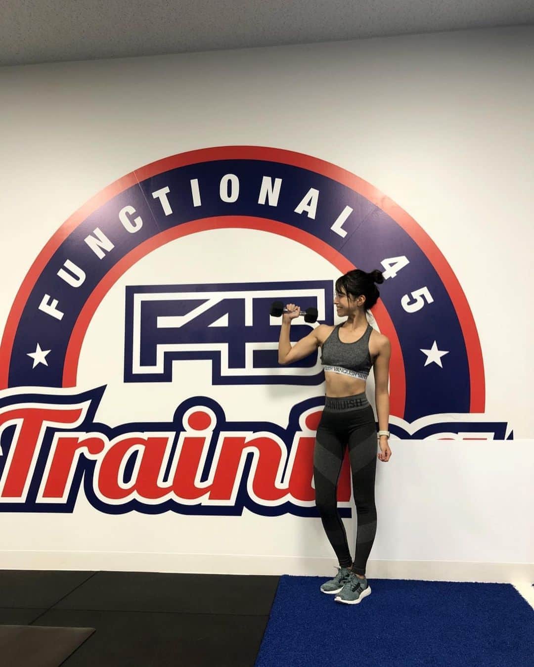のインスタグラム：「@f45_training_hamamatsucho  F45浜松町のアンバサダーに就任しました🥺✨  私のだいっっっ好きなHIIT系トレーニングジム😉✨ 出来たばかりで綺麗だよ😊✨  月水金がカーディオ、火木が筋トレで、土曜はmix🔥🔥 個人的にカーディオがめっちゃキツい🤣特に金曜のAthletica 🔥最強にキツいよ😂  お客さんは殆どが日本人以外の方で、海外に来た感満載😃トレーニングも英語と日本語でやるから、英語の勉強にもなる😆⚡️  体験は1週間無料という最高な期間なので、是非ホームページみてみて😉   #ssa  #サマースタイルアワード #サマスタ #筋トレ女子 #fitnessgirl  #fitnessmodel  #fitness  #スポーツウェア #トレーニングウェア  #フィットネスウェア #筋トレ  #トレーニング  #ジム  #フィットネス #筋肉 #マッチョ  #ダイエット #ワークアウト  #ボディメイク #running  #フィットネスモデル  #フィットネスライフ  #サマスタ優勝したい #モノキニ  #ビューティーフィットネスモデル #トレーニング #浜松町」
