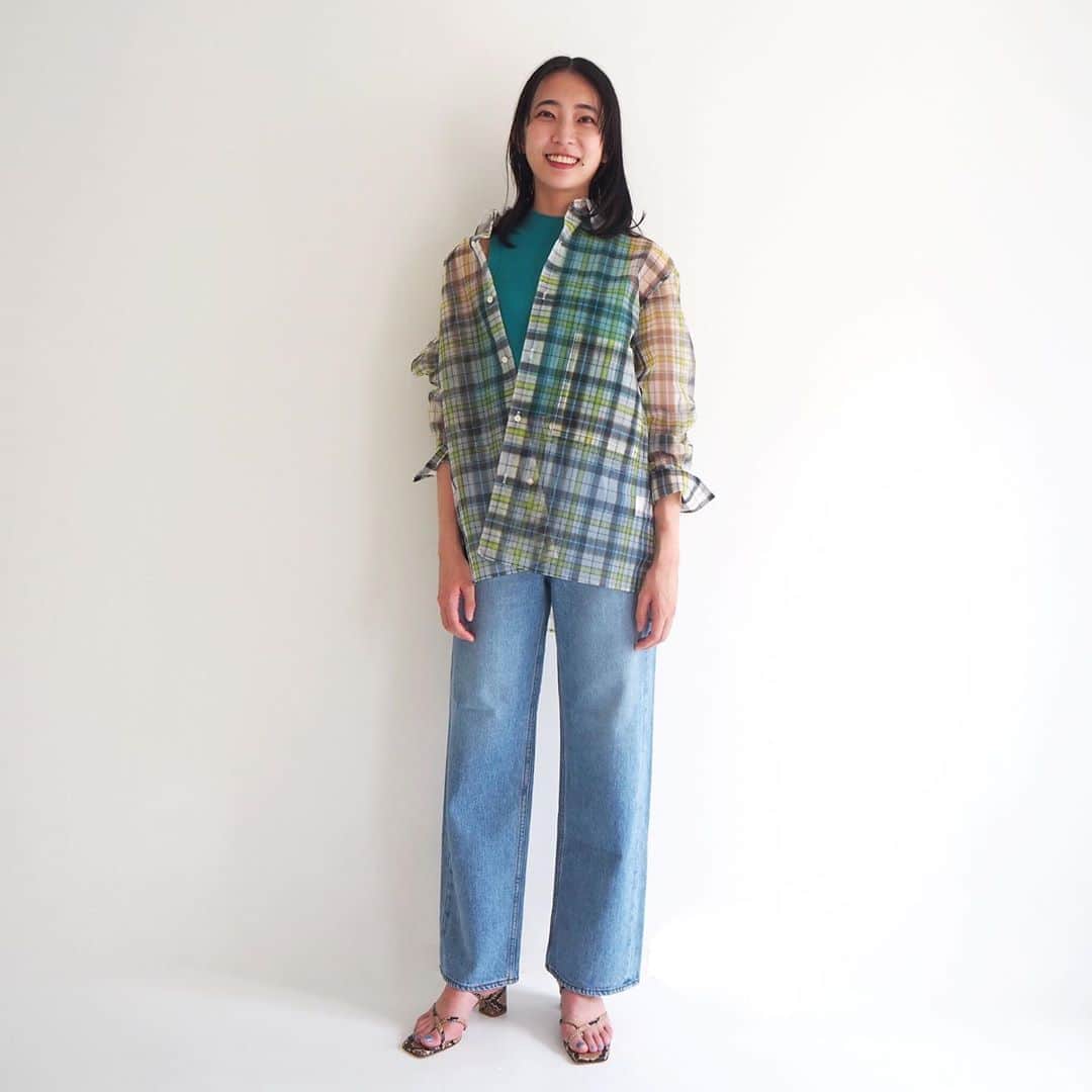 のインスタグラム：「〈 Focus on Denim 〉﻿ ワードローブに必須の定番アイテム、デニム。今こそ秋に向けてアップデートしてみては✨﻿ ﻿ 新作のデニムから、コーディネートを格上げする一本をスタッフがおすすめします。﻿ ﻿ 'Wide Denim × Sheer Shirt'﻿ ワイドデニムは普段から愛用していて、ハイライズなのでスタイルアップして見えるところがおすすめです。﻿ メンズライクなシルエットのデニムには、シアー素材のシャツで女性らしい抜け感のある着こなしに。﻿ ﻿ コットンデニム ストレートパンツ / MACPHEE﻿ 12049404137 / ¥15,000＋TAX﻿ 着用サイズ : 32 (32,34,36)﻿ ﻿ 丸の内店﻿ 金岡 / 165cm﻿ @tomorrowland_marunouchi ﻿ -MEMBER’S 10％OFF CAMPAIGN-﻿ 8月31日(月)まで「MEMBER’S 10％OFF CAMPAIGN」を開催中です。トゥモローランドメンバーズ会員のお客さまは、オンラインストアでも10％OFFでご購入いただけます。 (プロフィールTOPのURLよりご覧ください🔗) ﻿ ﻿ #tomorrowland_jp﻿ #tomorrowland_womens﻿ #tomorrowland﻿ #fashion﻿ #macphee﻿」