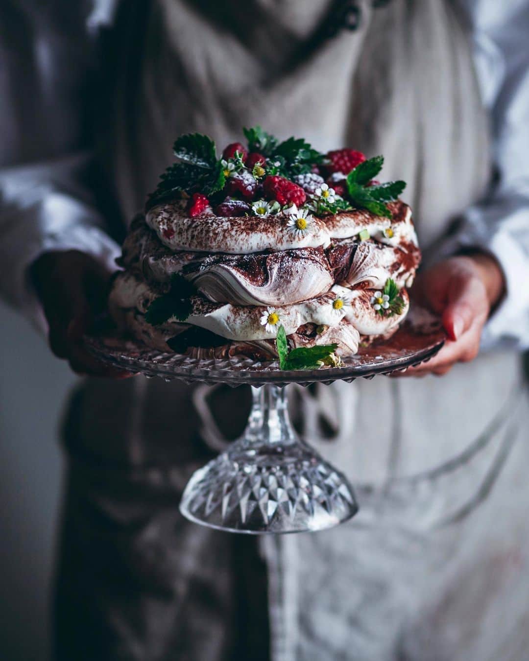 Linda Lomelinoのインスタグラム：「New blogpost and video! This Chocolate Swirl Pavlova with Whipped Cream and Raspberries is now up on my blog and YouTube ✨ Celebrated my blog’s 11th birthday about three weeks ago but completely forgot to post anything as per usual 😅 Find links to the blog and video through the link in my profile!」