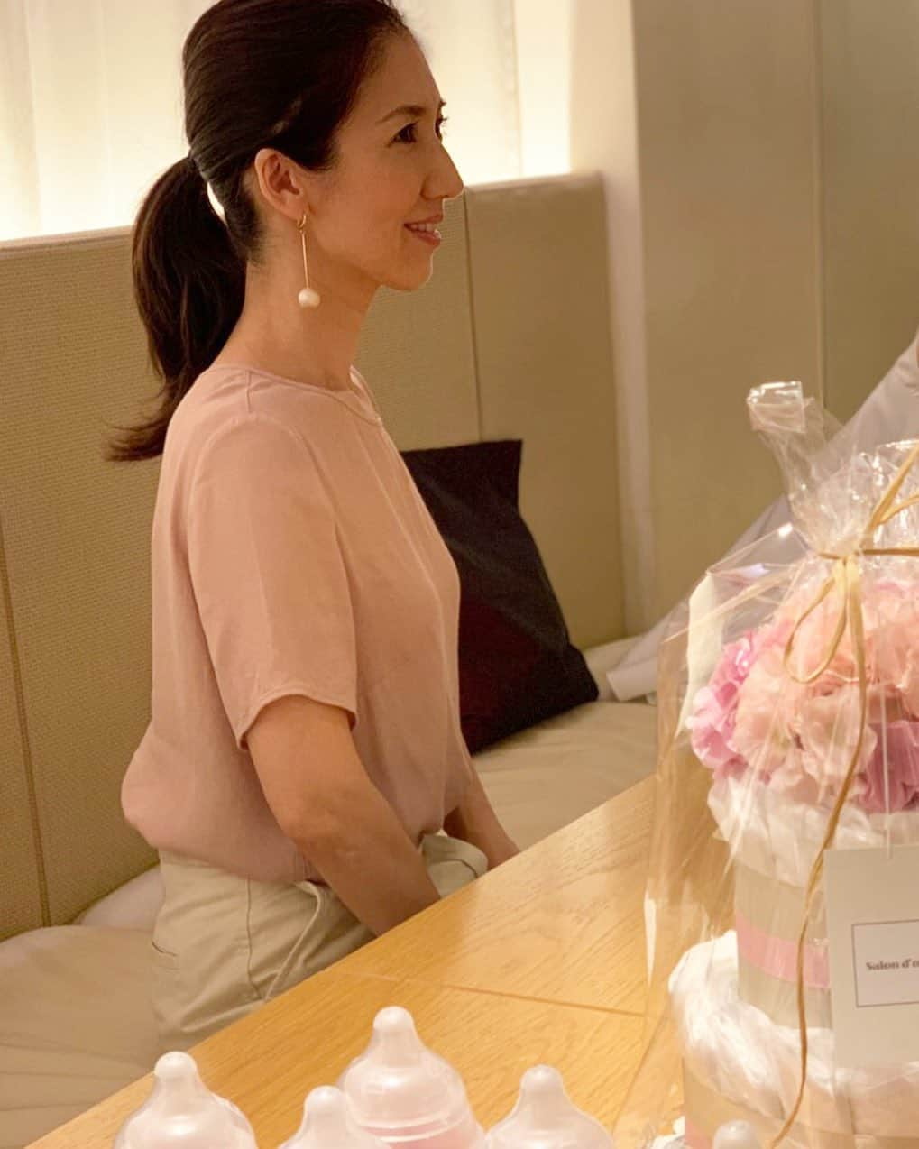 池上真麻さんのインスタグラム写真 - (池上真麻Instagram)「某媒体のインタビュー記事の撮影でした。撮影風景の写真を家で長女に見せたら「マミー、疲れた顔してるね。これも、これも、これも。」とスクロールしては言われました😂 次女による睡眠妨害と、毎朝泣く18kgの君を抱っこして先生にお預けするからだよとお伝えしたいところでした😂🤣この写真は唯一、「ちょっとだけ疲れてるかな」と言われたものです😂 . #撮影 #インタビュー #取材 #ベビーシャワー #ダイパーケーキ #おむつケーキ #池上真麻  #姉妹ママ #ワーキングマザー」8月18日 21時27分 - marsaikegami