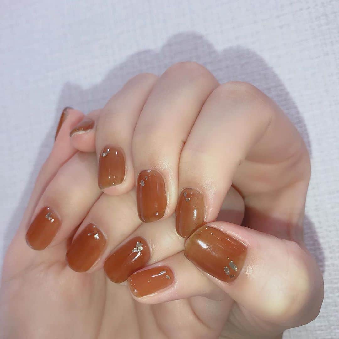 なかやまちえこのインスタグラム：「べっ甲色のワンカラーネイル✨⠀ #nail #nails #nailart #ネイル #美甲 #ネイルアート  #japanesenailart #manucure #japanesenails #manicurist #gelnails #أظافر #네일아트 #미용 #vẽmóng #ngườiđẹp  #เพ้นท์เล็บ #искусствоногтя #artedeuñas #เพ้นท์เล็บเจล #ジェルネイルデザイン #ネイルデザイン #senikuku #nagelkunst #ワンカラーネイル #ブラウンネイル #brownnails #licaxxx⠀ 施術は @aby_sharenail にて。」