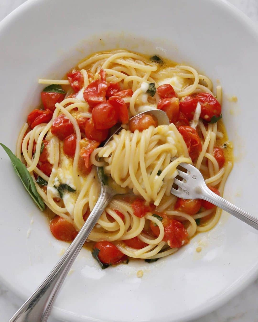 樋口正樹さんのインスタグラム写真 - (樋口正樹Instagram)「🍝 pasta con burrata e pomodorini . ミニミニトマトを使った スパゲッティーの上から フレッシュでミルキーで 良質なブッラータのせて、 スイートバジルちらして、 よく混ぜるとめちゃうま。 . ちなみに先日からうちで 激ハマりのブッラータは ディステファノ社のです。 こちら👉 @the_foods.jp . . #burrataepomodorini #pomodorini #spaghetti #burrata #burratagram #burratacheese #distefanocheese #pastalover #lovepasta #pastaitaliana #topitalianfood #italyfood #italianfood #pastamania #パスタ #パスタ部 #ブッラータ #ブラータ #ブラータチーズ #ブッラータチーズ #ディステファノ社 #ステファノ社 #🍝」8月18日 12時33分 - higuccini