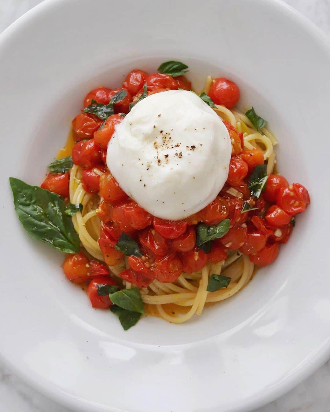 樋口正樹さんのインスタグラム写真 - (樋口正樹Instagram)「🍝 pasta con burrata e pomodorini . ミニミニトマトを使った スパゲッティーの上から フレッシュでミルキーで 良質なブッラータのせて、 スイートバジルちらして、 よく混ぜるとめちゃうま。 . ちなみに先日からうちで 激ハマりのブッラータは ディステファノ社のです。 こちら👉 @the_foods.jp . . #burrataepomodorini #pomodorini #spaghetti #burrata #burratagram #burratacheese #distefanocheese #pastalover #lovepasta #pastaitaliana #topitalianfood #italyfood #italianfood #pastamania #パスタ #パスタ部 #ブッラータ #ブラータ #ブラータチーズ #ブッラータチーズ #ディステファノ社 #ステファノ社 #🍝」8月18日 12時33分 - higuccini