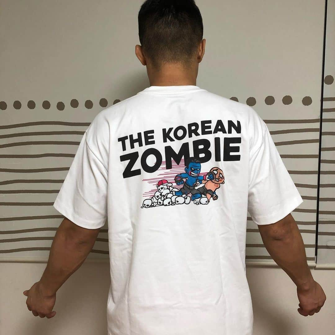 ジョン・チャンソンさんのインスタグラム写真 - (ジョン・チャンソンInstagram)「NEW! 드디어 나왔습니다🔥 구매는 @korean_zombie_mma_gym 프로필 상단 링크로 들어가셔서 해주시면 됩니다. 배송은 일주일정도 뒤부터 배송 시작 예정이고 1-2주는 걸릴 것으로 예상되요! 주문후 제작 배송 예정이라 사이즈 교환과 환불은 불가능하니 신중하게 주문 부탁드려요 ㅠㅠ 기다려주신분들 다들 감사합니다! 🙌🙆🏻‍♂️ 제가 입은 사이즈는 XL-2XL입니다. (175cm,78kg) **해외배송은 불가능입니다! #Repost @korean_zombie_mma_gym with @make_repost ・・・ . 새로운 디자인의 코리안 좀비 티셔츠발매   색상 : 블랙, 화이트 사이즈 : 1 (M~L), 2 (XL~2XL), 3 (kids) 가격 : 59,000원(1,2), 49,000원(3)  택배비 3000원, 10만원 이상 무료배송 제주 및 도서산간 지역의 경우 배송비 6000원,  10만원 이상 구매 시 배송비 3000원 해외 배송 불가능  제품은 24일부터 순차적으로 배송됩니다.  주문 방법 1. 색상, 사이즈와 수량을 선택한다 2. 상품 금액과 배송비를 입금한다 3. 프로필 상단링크로 들어가 주문서를 작성한다  새로운 코리안좀비 티셔츠는 프리오더로 제작됩니다. 프리오더 기간은 18일부터 20일까지이며 주문 후 제작이 들어가는 상품이니만큼 반품 및 교환이 불가하오니 신중한 구매 부탁드립니다.」8月18日 12時36分 - koreanzombiemma