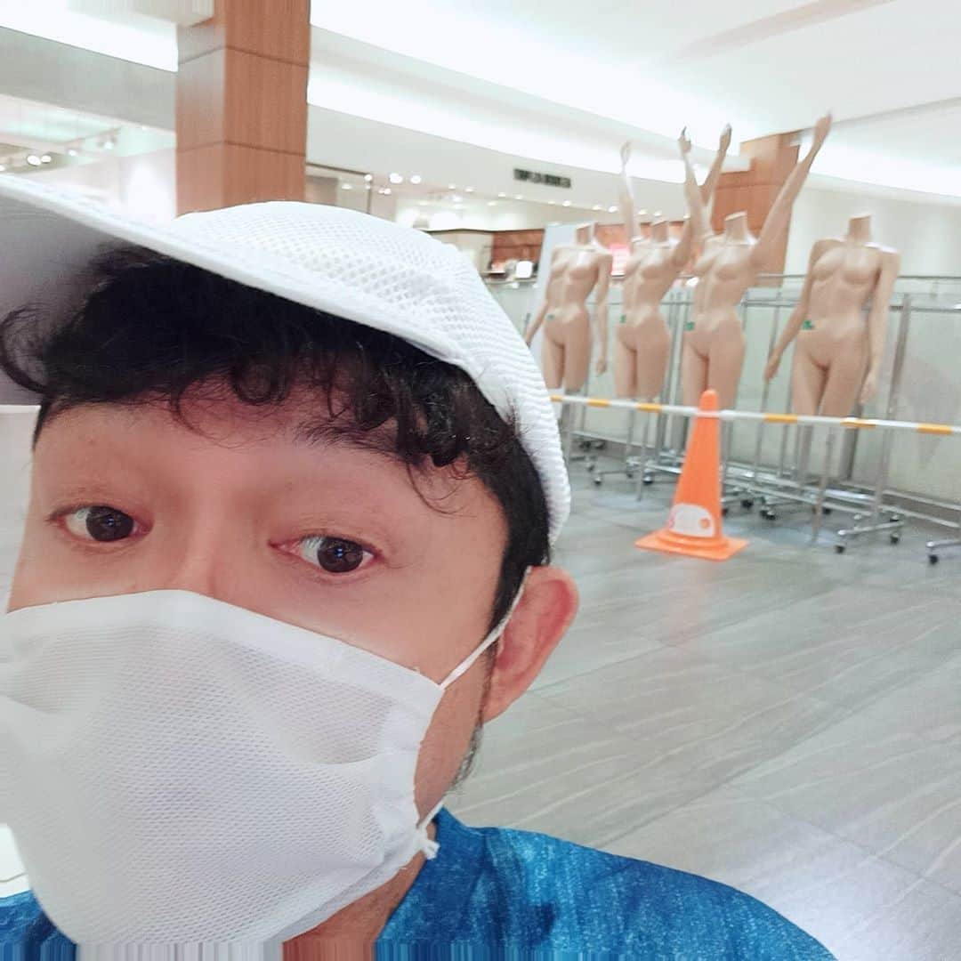 松本隆博のインスタグラム：「。 今日も暑いねー！ でも歩く運動はしたい！ こんな日は…… ウォークinエミフルMASAKI 90分┌(┌＾o＾)┐ ～後ろのマネキンがまーまー 刺激的だ(^-^)～  ～人生遊歩道～」
