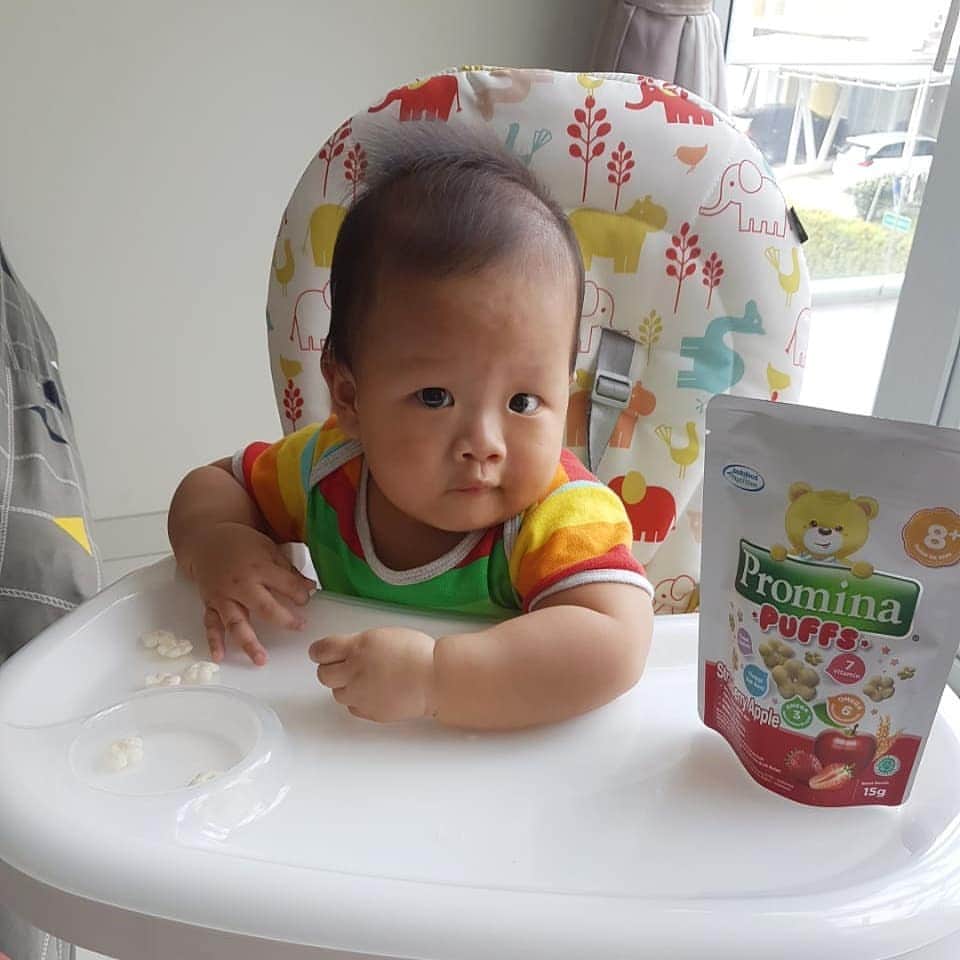 デビー・スサントのインスタグラム：「#MomsMauCerita Mikha lucu banget deh, sekarang dia udah tau kalau waktunya ngemil langsung duduk manis karena tau bakal dikasih cemilan favoritnya hahaha 😂 Rasanya bermacam-macam jadi bisa #CobaIniCobaItu dan yang pasti ini cemilan yang sehat dan gampang banget dipegang sendiri sama Mikha. Kalo mommy di rumah udah siapin cemilan sehat apa untuk buah hatinya? ❤️   Yuk share ceritanya dikolom comment!   Oia special Hari Kemerdekaan Indonesia, Promina ada promo di @tokopedia x @parentstory hanya sampai 20 Agustus loh!  Yuk Moms cek promonya dan jangan sampe kelewatan!   #ProminaPuffs #ProminaCobaIniCobaItu #TokopediaxParentstory」