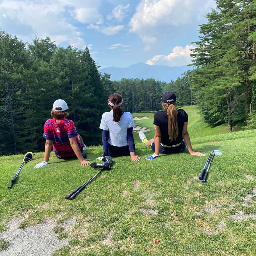 Miyabiのインスタグラム：「おこん❤ 六本木の三姉妹です‪w  おねーちゃん達ゴルフも 麻雀もカジノも強いんだよ‪w 末っ子頑張ります😽🎶  いい写真じゃない？ #ゴルフ女子 #golf #六本木 #三姉妹」