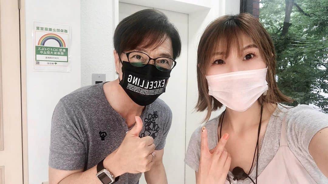 黒田アーサーのインスタグラム：「先日久しぶりにフォルテ表参道店でカット&カラー&炭酸ヘッドスパして来ました😊フォルテは新型コロナ感染予防を徹底してるので、安心してカットに行けるのは有難いです😉👍千鶴ちゃんいつも有難う😊💕スッキリしました‼️ #フォルテ表参道店  #ヘアカット  #カラーリング #炭酸ヘッドスパ #池上千鶴  #カットもカラーも最高  #炭酸ヘッドスパ最高  #エクセリングマスク  #エクスポジション  #アイクラウドbyアーサーｋ」