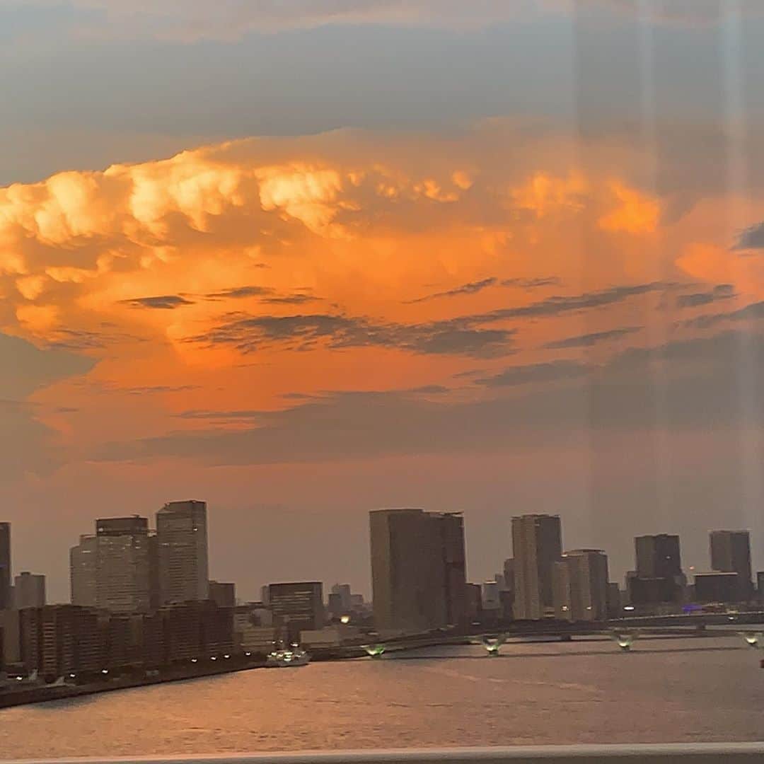 高橋茂雄さんのインスタグラム写真 - (高橋茂雄Instagram)「きれーな雲選手権にエントリー！  #きれーな雲 #月曜日の夕方」8月18日 12時49分 - shigeo0128