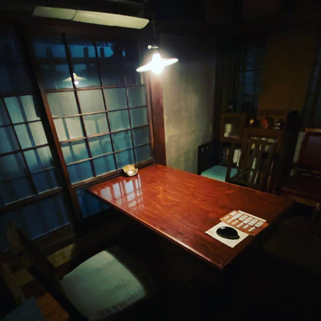 Taku Takahashiのインスタグラム：「明治時代の文豪の部屋みたいな雰囲気で、なんというか、まるで金沢に来たような気分。昔にタイムスリップしたような錯覚を感じさせてくれる。にも関わらず一見さんお断りみたいなピリピリとした雰囲気もなくて。  すき焼きって特上だと脂が多すぎて苦手なんだけど、ちょうど良い塩梅。おばんざいとマッチングして出してくれるお酒もナイス。店長は寡黙だけど、すごく優しいし。  最近DJもツアーも旅も無いし、旅にまったく行けてない。そういえば、去年の今頃行ったホットフィールド初日のあとにいった金沢、楽しかったな。バカみたいに酔っ払って怒られたけど（笑）」