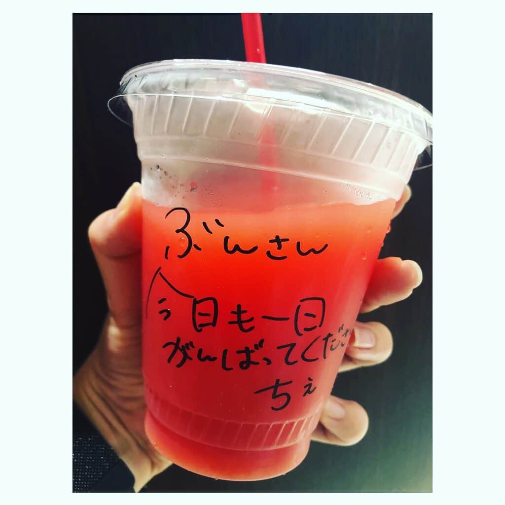 國分優香里のインスタグラム：「✩ 友達とお互い渡すものがあり駅で待ち合わせ🚃💨 ✩ 素敵な差し入れまで貰っちゃいました🥤✨ ✩ こういうのがスマートに出来る人って素敵☺️ ✩ 物々交換してすぐバイバイだったので、会って話した時間は短かったけれど、たいっへん癒されました♨️ ✩ しかもスイカジュース🍉 夏だー！🤩☀️ ✩ 毎日暑いけどがんばる…！ 皆様も体調には十分にお気を付けてー✊ ✩ ✩ ✩ #スイカジュース　#素敵な心遣い　#手書きのメッセージ　#ほっこり　#癒された瞬間　#毎日暑い　#毎日汗だく」