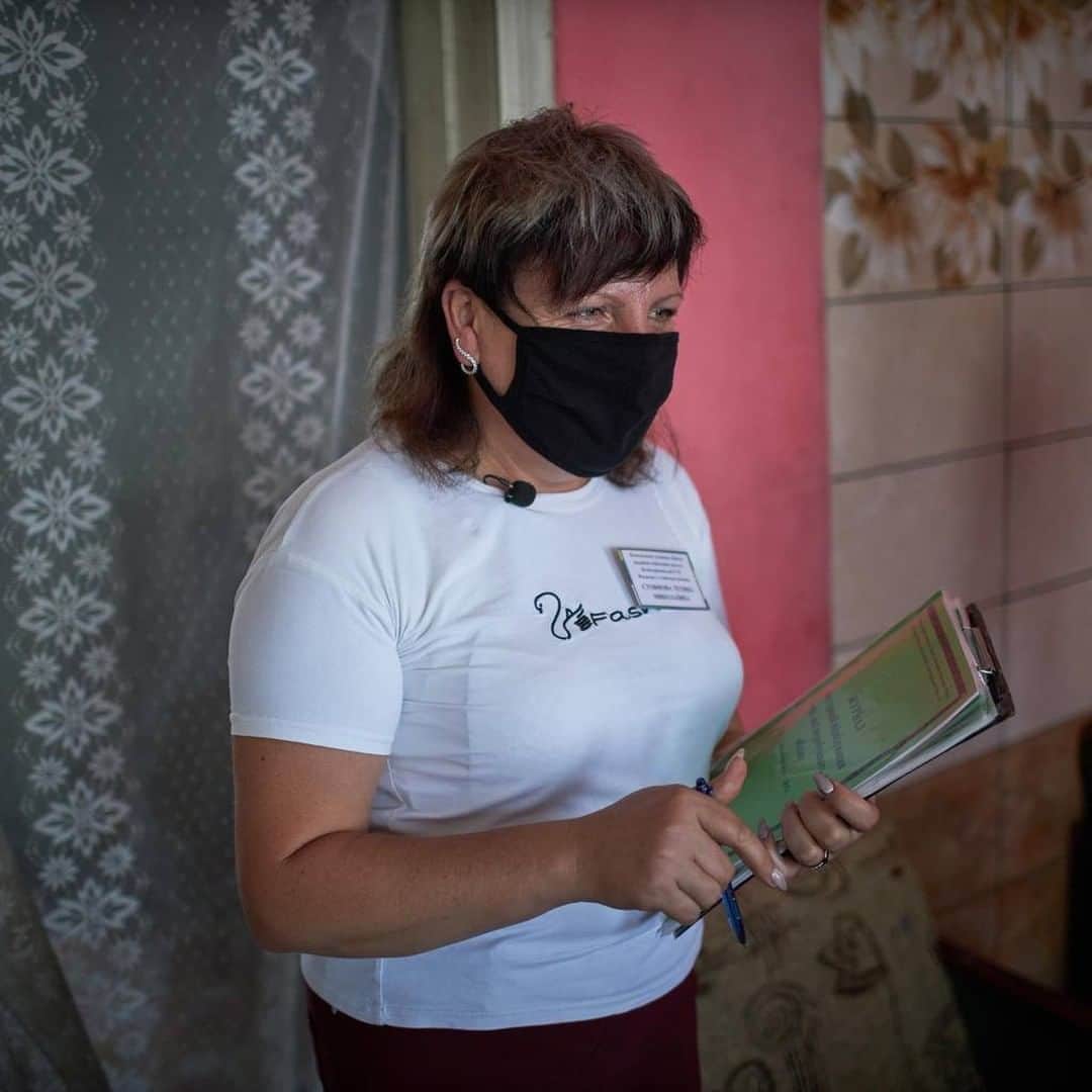 unicefさんのインスタグラム写真 - (unicefInstagram)「Meet Tetyana Stoyanova in eastern Ukraine. She is a social worker - and for many children that means a lifeline. Despite the challenges of #COVID19, she is committed to continue her vital work to support vulnerable communities. ⁣ ⁣ In Ukraine, 42,000 children were sent home from boarding schools and childcare institutions to slow the spread of the virus. UNICEF is working with partners to support children and families, and equip frontline responders like Tetyana with the protective equipment and resources they need and deserve. © UNICEF/Zmey」8月18日 13時05分 - unicef