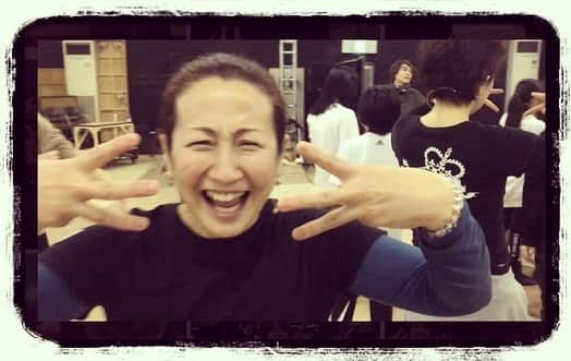 ダンドイ舞莉花さんのインスタグラム写真 - (ダンドイ舞莉花Instagram)「1ヶ月。  まだ1ヶ月なのか、もう1ヶ月なのかよく分からないけど。  この期間をあと11回過ごせば一年経つのかーって思いながら写真や動画を振り返ったりしててね。  私の大好きな春馬の笑顔！！  ホイッスル・ダウン・ザ・ウィンドの稽古場にて。  歌のウォームアップがすごくユニークでね、楽しくていつも皆すぐ笑顔になっちゃうんです。  “Everybody needs some LOVE” って歌いながらL・O・V・Eのアルファベットを手の指や、体で形を作っていきながらスタジオをみーーーんなで歩き回る。  ただそれだけなんだけど、意外と難しくて！笑  皆ほんと良い顔してるから、ある日稽古場で動画を撮ってみたんです！！歌って歩きながら私はiPhoneカメラを回して、キャストの皆を撮ってたら皆めっちゃカメラに向かって歌ってくれた。  その時の春馬🌸  私が持つiPhoneに向かってすーぱー笑顔でポーズ。  良い顔してるよねー  ちなみにこの後めっちゃ手振り間違えてて、自分でも「あー間違えたーー！！」って言ってて、私も爆笑してる声が動画に残ってた🤣  皆の良い顔も一緒にどうぞ〜  こういうちょっとした思い出が宝物になるね。  これからの人生での一つ一つの瞬間を大事にしなきゃな。」8月18日 13時07分 - mdandoy18