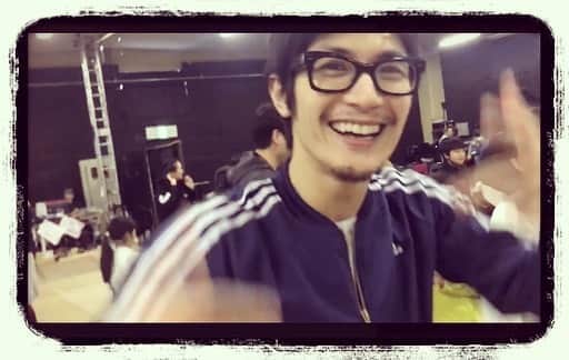 ダンドイ舞莉花のインスタグラム：「1ヶ月。  まだ1ヶ月なのか、もう1ヶ月なのかよく分からないけど。  この期間をあと11回過ごせば一年経つのかーって思いながら写真や動画を振り返ったりしててね。  私の大好きな春馬の笑顔！！  ホイッスル・ダウン・ザ・ウィンドの稽古場にて。  歌のウォームアップがすごくユニークでね、楽しくていつも皆すぐ笑顔になっちゃうんです。  “Everybody needs some LOVE” って歌いながらL・O・V・Eのアルファベットを手の指や、体で形を作っていきながらスタジオをみーーーんなで歩き回る。  ただそれだけなんだけど、意外と難しくて！笑  皆ほんと良い顔してるから、ある日稽古場で動画を撮ってみたんです！！歌って歩きながら私はiPhoneカメラを回して、キャストの皆を撮ってたら皆めっちゃカメラに向かって歌ってくれた。  その時の春馬🌸  私が持つiPhoneに向かってすーぱー笑顔でポーズ。  良い顔してるよねー  ちなみにこの後めっちゃ手振り間違えてて、自分でも「あー間違えたーー！！」って言ってて、私も爆笑してる声が動画に残ってた🤣  皆の良い顔も一緒にどうぞ〜  こういうちょっとした思い出が宝物になるね。  これからの人生での一つ一つの瞬間を大事にしなきゃな。」