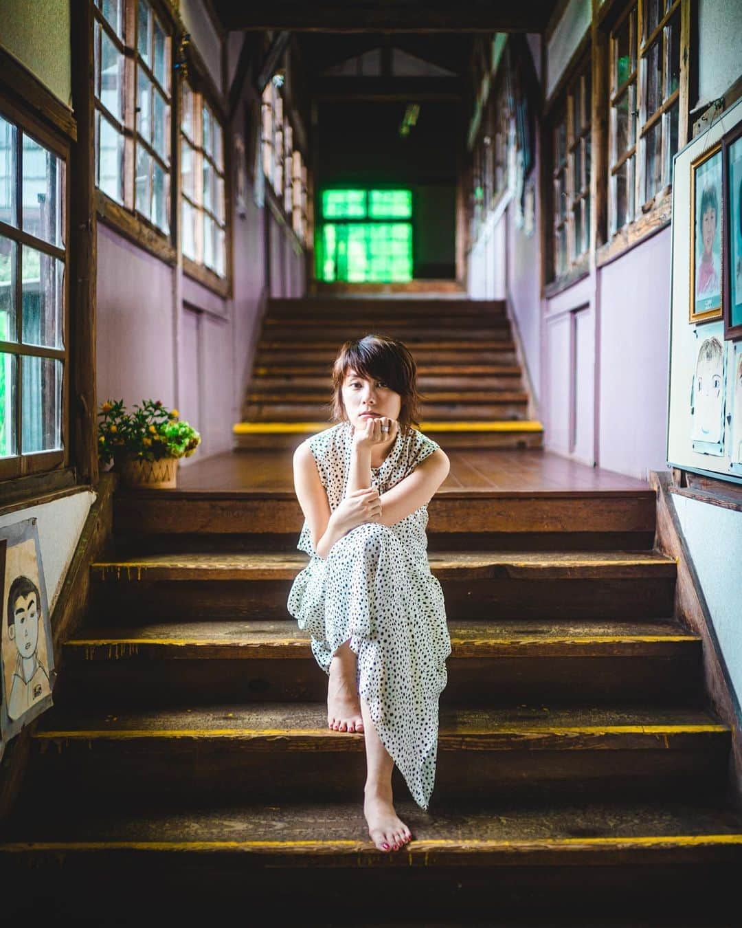 のインスタグラム：「君の顔、上から見るか？下から見るか？ . . . . @emikoizawa」
