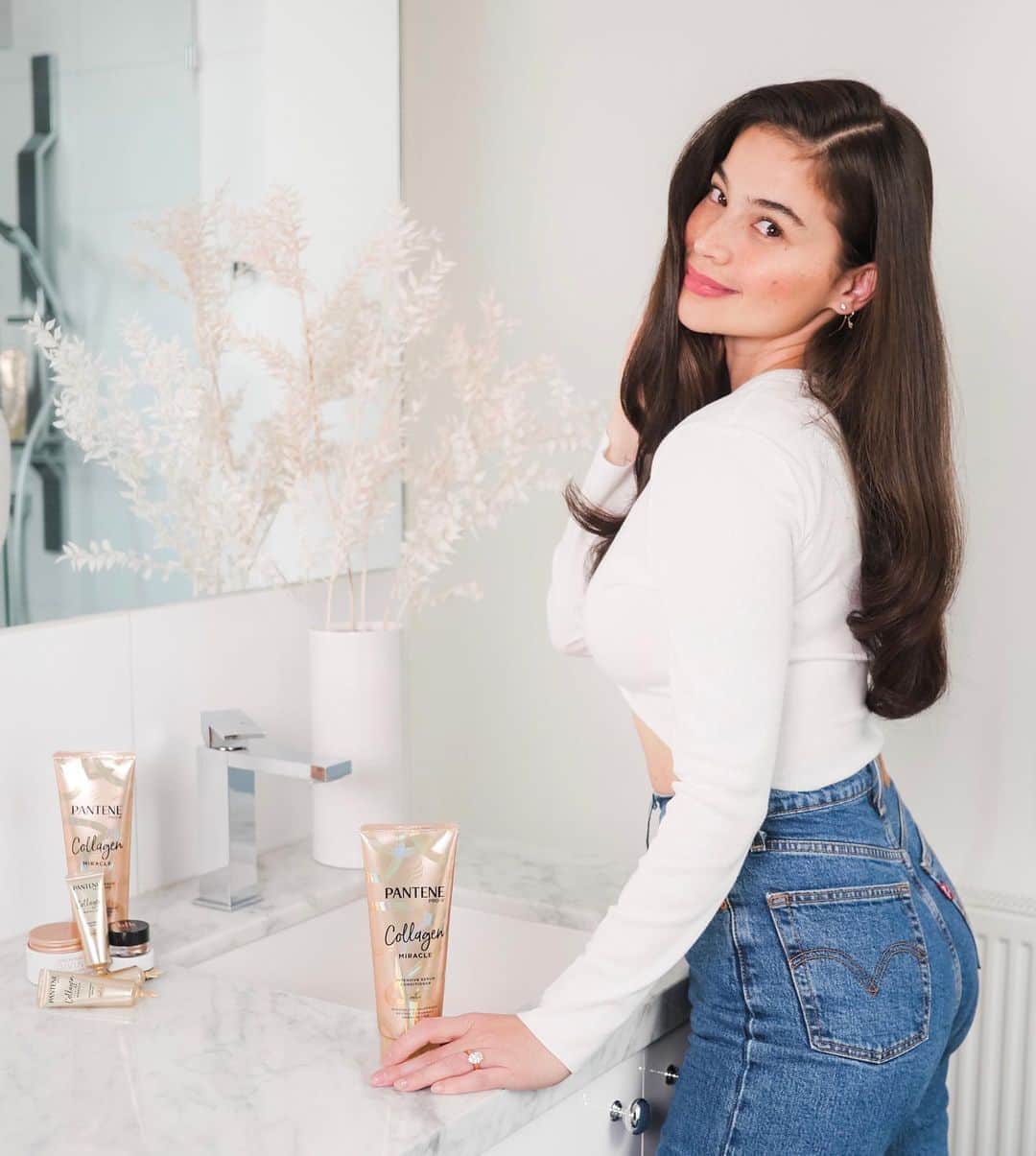 アン・カーティスのインスタグラム：「Sooooo in love with Pantene Collagen Miracle Conditioner.  Aside from it smelling so good, it gives my hair salon level smoothness every day.💖 @pantenephilippines   PS - can’t help but think of these lyrics  “I knew you, dancing in your Levi’s 🌼”  #PantenePH #MyCollagenMiracle #EverydaySalonDaywithPantene」