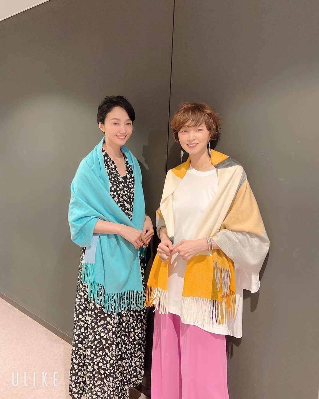 のインスタグラム：「昨日は愛すべきカシミアのSALEオンエア❤️ご覧くださった皆さま本当にありがとうございました❣️ 今までにない特別価格に完売となった商品も多く、大好評頂きました✨✨ 皆さまの毎日がカシミア🧣でより華やかに豊かに彩りを増しますように🙏 ・ 一枚目の写真は同じ事務所の森下紀子ちゃんと✨マスタードチェックのストールを巻いてくれました〜ブラウンのショートヘアとマッチしてなんてお洒落なの‼︎😍 なんと9月に！紀子ちゃんのお洋服ブランドがQVCデビューするそう❣️他ではない紀子ちゃんのセンスがつまったファッション👗✨今から楽しみ❤️秋の楽しみができました🍁 ・ #カシミア #SALE ＃intermodecollection #QVC ＃オンエア ＃完売 #ありがとうございました」