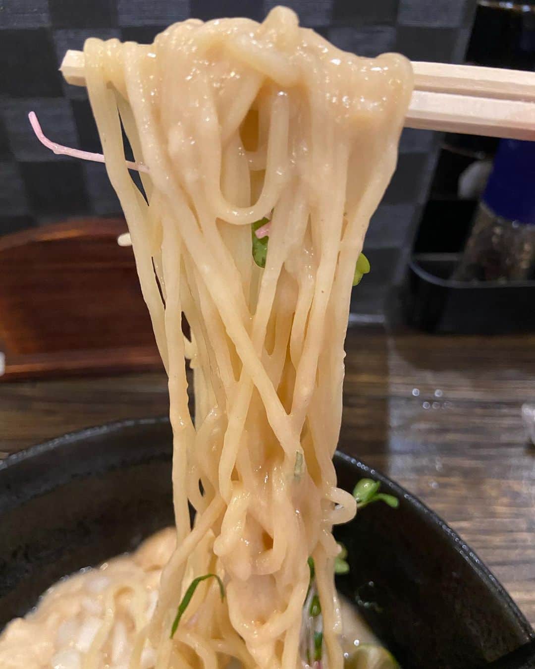 親指ぎゅー太郎さんのインスタグラム写真 - (親指ぎゅー太郎Instagram)「整体師のベロベロ日記 夏と言えばこれ！！ 布施にある丿貫（へちかん）さんの冷たい鯛の白湯ラーメン！！ 毎回、初めて食べた時と同じ衝撃うける！！ 玉ねぎの食感がまたええんよ！！ 麺を食べた後は牡蠣玉ってゆう和え麺を注文！！そのまま食べた後、残ったスープにつけて食べれば至福です(^^) #整体師のベロベロ日記 #布施 #布施グルメ #丿貫 #鯛の白湯冷やしラーメン #ラーメン部 #らーめん部 #色んな部活入ってるひとみてねー #って信頼するグルメブロガーが言うてた  #ビールは痛風明けなのでビビリながら #じゃあ飲むな #ってこないだ行った医者が言うてた」8月18日 13時19分 - oyayubigyuutarou