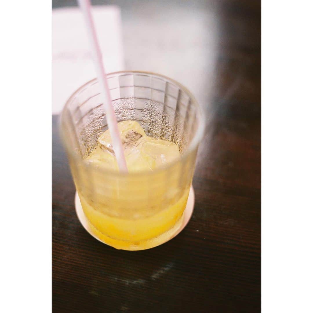 坂東希さんのインスタグラム写真 - (坂東希Instagram)「暑すぎて喫茶店に駆け込んだらいいかんじに陽が差し込んでた オレンジジュースが美味しい季節🍊」8月18日 13時30分 - nozomibando_official