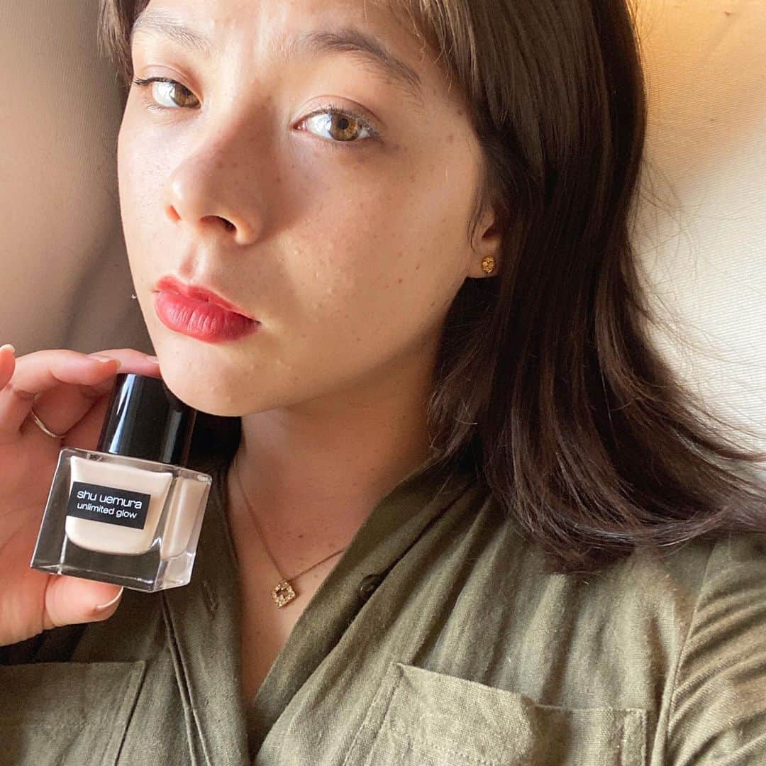 エモン・久瑠美のインスタグラム：「shuuemura のアンリミテッドラスティングフルイド、とてもつけごごちが良くて、マスクを着用しても崩れにくいんです。 24色の中から選べるので自分に合ったものが絶対見つかると思います！オンラインでも購入＆色診断できるので是非チェックしてみてください！ #私の理想肌　#シュウウエムラ　#アンリミテッドファンデ―ション　#PR」