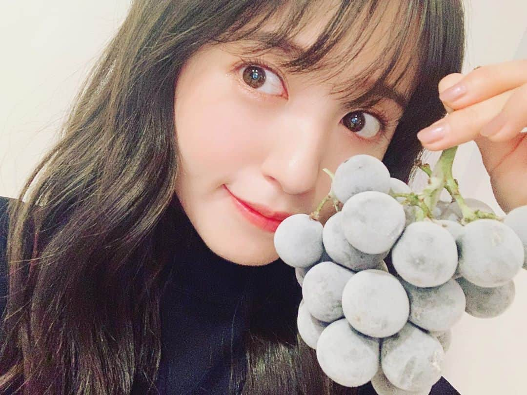 逢田梨香子さんのインスタグラム写真 - (逢田梨香子Instagram)「🍇🍇🍇🍇🍇🍇🍇🍇🍇🍇 うちでは凍らせて食べます。 皮がするっと向けるからおススメ。  あ、凍らせた後水につけてから食べてね！」8月18日 13時38分 - aida_rikako_