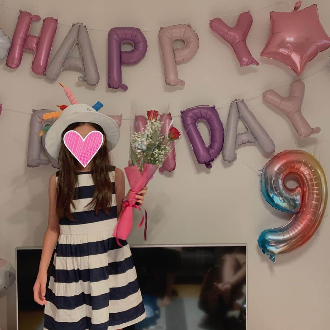 吉村美紀のインスタグラム：「8月は娘のバースデー&愛犬コロンのバースデーを一緒にお祝い💕💕 毎年ディズニーランドでお祝いしてたけど、今年はお家でバースデーパーティー🎉 9歳のお誕生日おめでとう✨✨ テラスでは光る風船でナイトプールしました^_^  #お誕生日おめでとう #9歳 #ワンコのバースデーケーキ #ナイトプール」