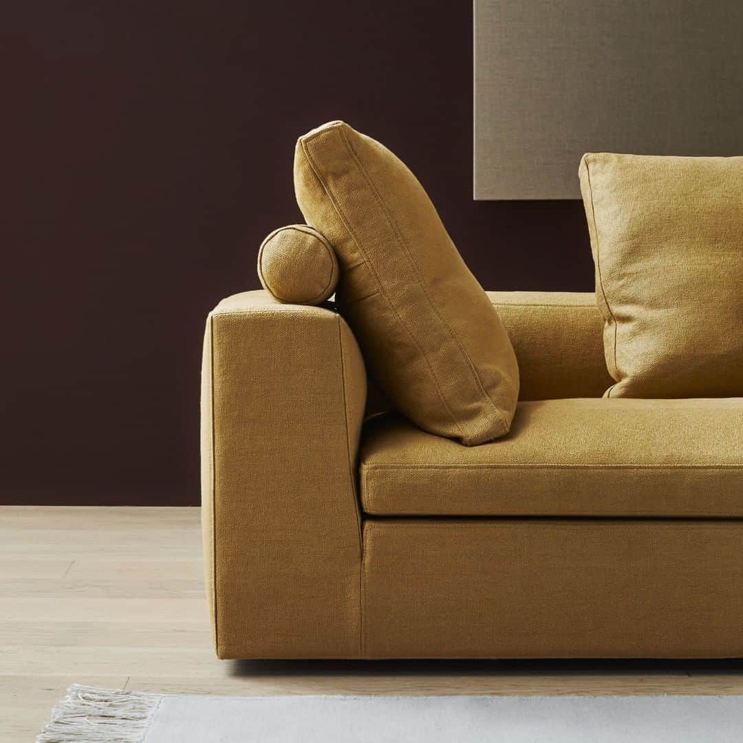のインスタグラム：「As Jens Juul Eilersen set out to design Bas he was inspired by other low sofas, which all had a common denominator of having a wide armrest and a low frame. Bas shares fragments such as its low frame and many combination possibilities, but this is also where the similarities end.⁠ •⁠ ⁠•⁠ ⁠•⁠ #eilersen #eilersenfurniture #myeilersen #bas #interiordesign #homedecor #sofa #danishdesign #inredning #finahem #interiorlovers #interiordesign #modernliving #minimalism #nordiskehjem #nordicinspiration #nordicliving #craftsmanship #luxurylifestyle #boligindretning #designinterior #livingroominspo #boliginspiration #softminimalism #hemindredning #schönerwohnen #nordicminimalism」