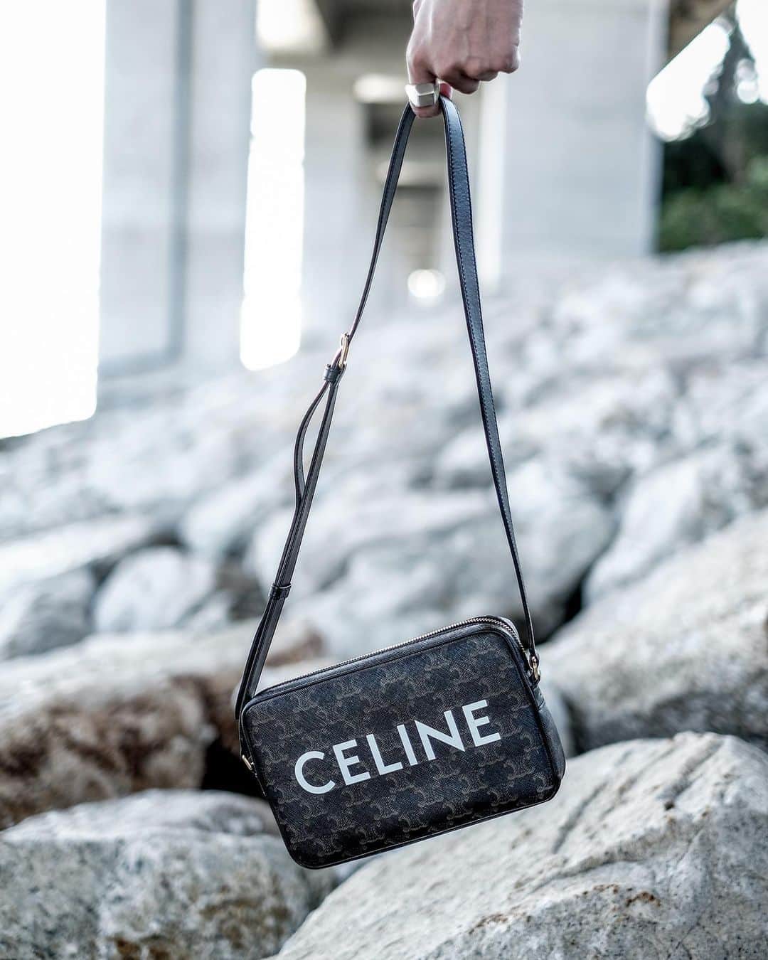 Noel LHYさんのインスタグラム写真 - (Noel LHYInstagram)「| 𝐄𝐚𝐜𝐡 𝐬𝐭𝐞𝐩𝐬 𝐲𝐨𝐮 𝐭𝐚𝐤𝐞 𝐫𝐞𝐯𝐞𝐚𝐥𝐬 𝐚 𝐧𝐞𝐰 𝐡𝐨𝐫𝐢𝐳𝐨𝐧  @celine  TRIOMPHE CANVAS Messenger bag  CALFSKIN Loafer shoes  AIGUISE BAGUETTE Ring   #CELINE #CELINEHOMME」8月18日 14時02分 - no3l