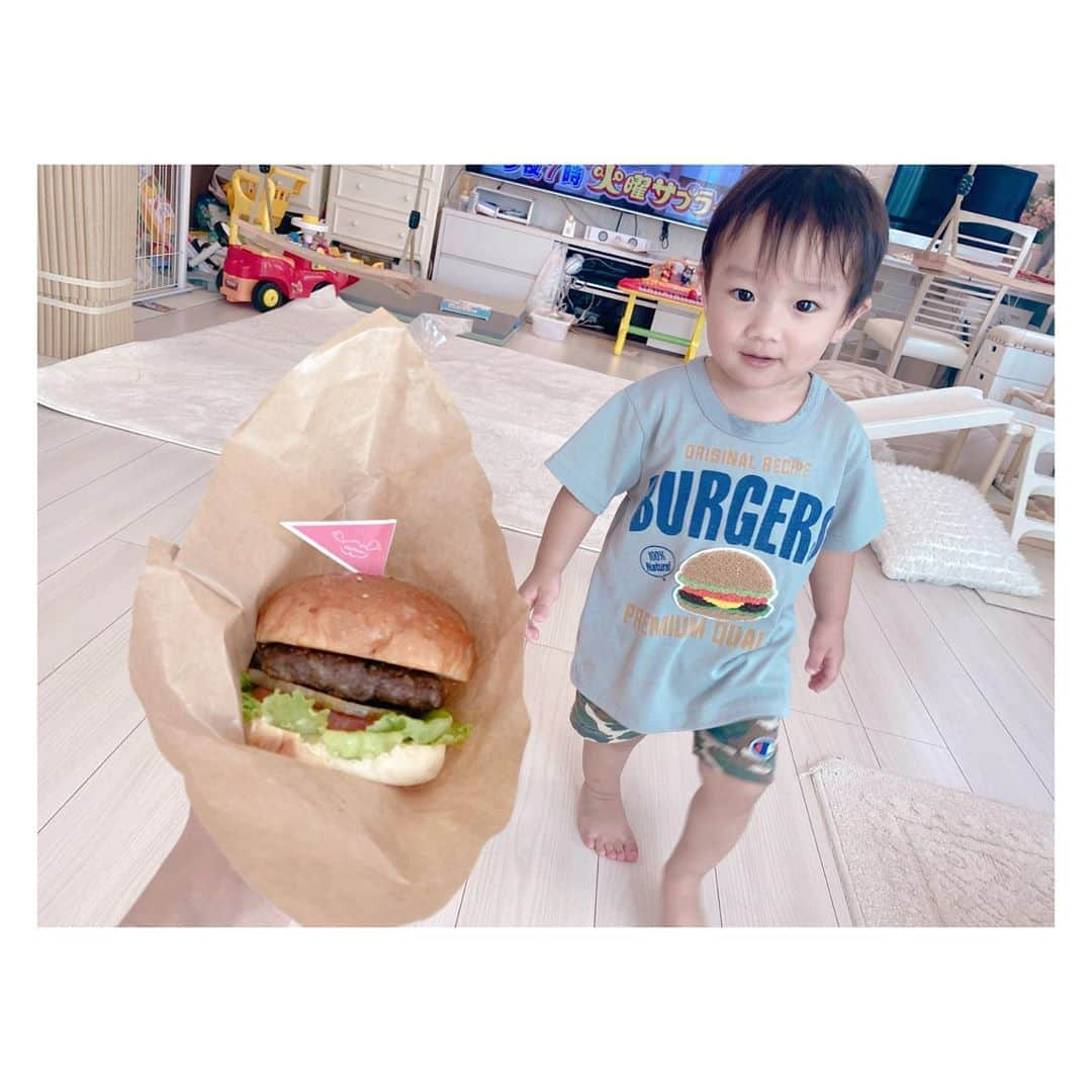 辻希美さんのインスタグラム写真 - (辻希美Instagram)「今日からCiel Amour営業再開🍔💕💕👍" テイクアウトのみですが、是非ご来店お待ちしております🍔💕  #シエルアムール  #cielamour  #ハンバーガー #🍔🍔🍔 #テイクアウト #ハンバーガーTシャツな幸空とハンバーガーのコラボ #最強コンビ #🍔💕」8月18日 14時10分 - tsujinozomi_official