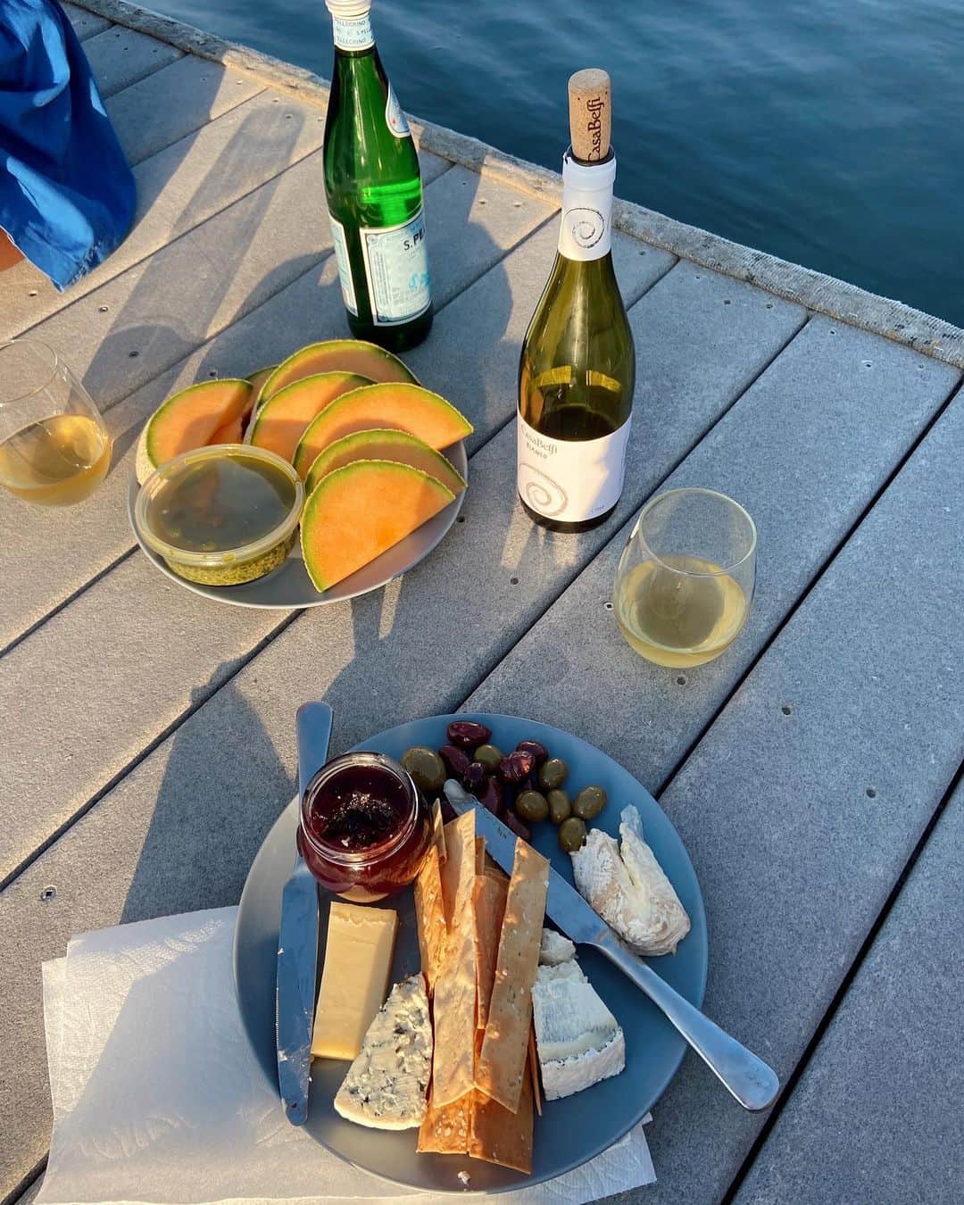 アリシア・デブナム・キャリーのインスタグラム：「A very good cheese plate 🍈」