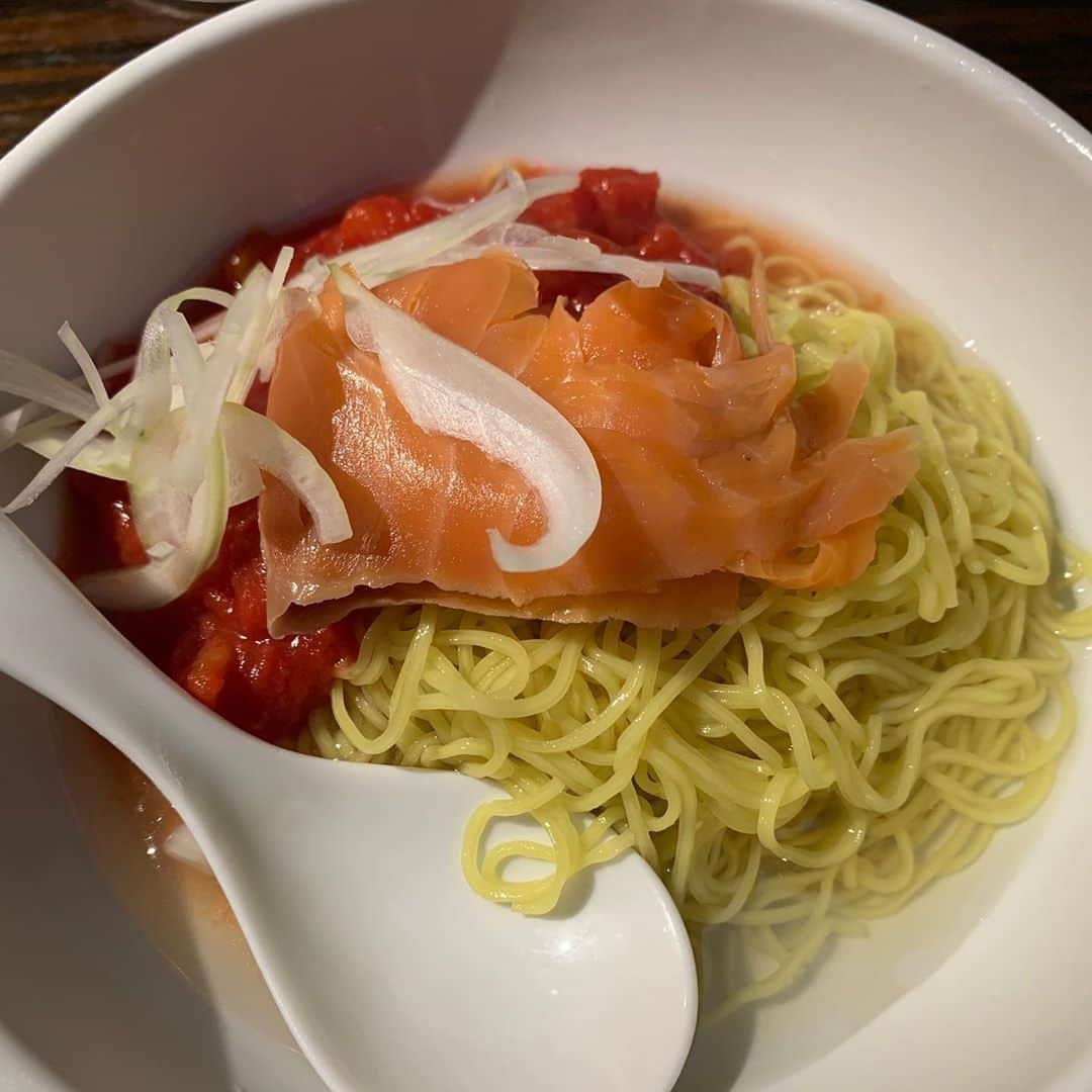 昴生さんのインスタグラム写真 - (昴生Instagram)「ランチ！！ #今日は #NGK出番！ #合間はもちろん #がんこラーメン十八代目 さん！ #夏限定でやってはる #アサリとトマトの冷辛麺！ #サーモンが乗ってて #あとから生クリームかけて #これがもう夏にぴったりで #めちゃめちゃうまい！ #ある時とない時あるのであしからず！ #こういう写真撮る時って #蓮華外したほうが良かったん？ #それともこれで正解なん？ #わかれへん！ #一応お箸はどかしてんけど #置いといたら良かったん？ #これで正解なん？ #わかれへん！」8月18日 14時32分 - mikikousei