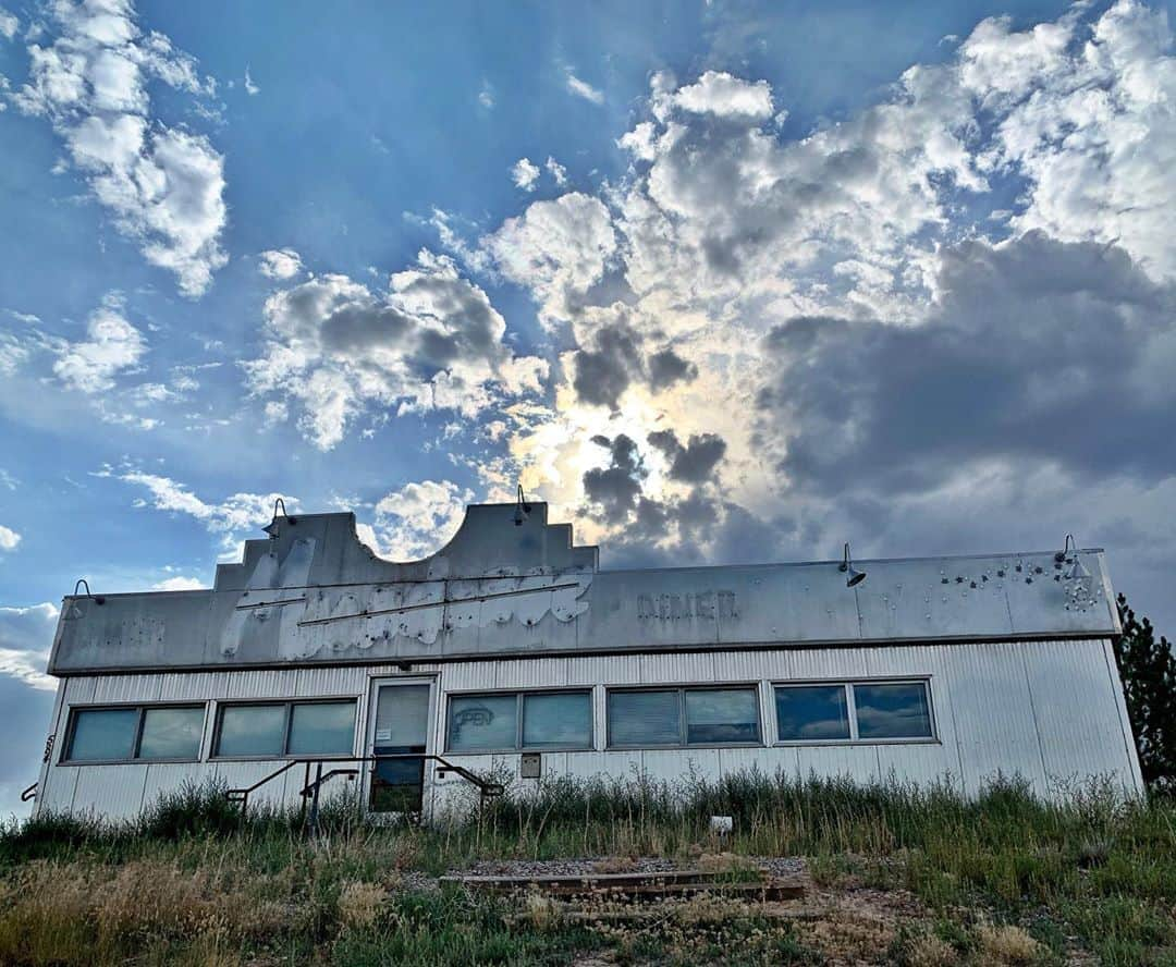 サラ・ラファティさんのインスタグラム写真 - (サラ・ラファティInstagram)「Wyoming Diner. #Roadtrip. #Socialdistance.」8月18日 14時39分 - iamsarahgrafferty