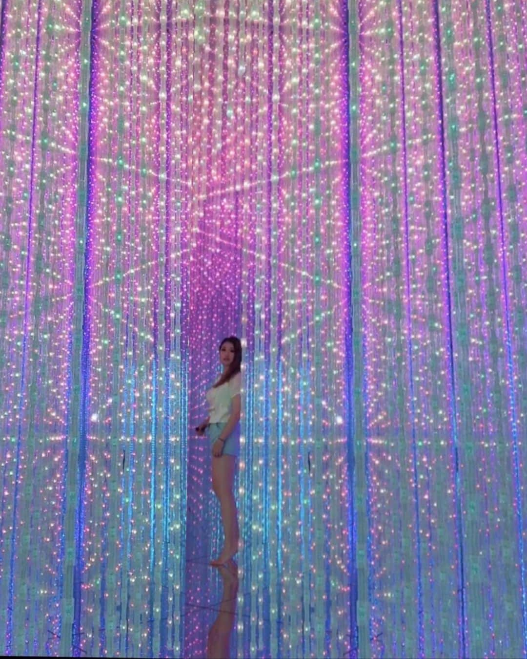 のインスタグラム：「. チームラボplanets @teamlab @teamlab.planets に行ってきたよー！ お母さんと妹連れて行ったの☺️ よって写真ブレブレおおめ笑 . だけど、すごく2人とも楽しんでくれたしわたしも楽しかったからまた行きたいなー！ 本当に綺麗で違う世界にいる気分になれる。 いまは入場規制していて逆に違うチームラボでまたそれもいいの。 ほんとまたすぐにでも行きたい！ 大好きな場所❤️ 言ってない人は損！って思っちゃうくらい本当に素敵だからぜひ行ってみてね！ 家族でもデートでもおすすめ💕 今の時期暑いから室内のこんな映えスポットは助かるから女の子同士とかでも楽しいかも！ . . . . .  #チームラボプラネッツ #チームラボ豊洲 #pr #トリドリベース #チームラボ #映えスポット #インスタ映え #綺麗すぎる #異空間 #宇宙 #観光 #素敵な空間 #快適 #teamlabplanets #tokyo #モデル #タレント #インフルエンサー #teamlabplanetstokyo #happy #デートスポット #おすすめ #また行きたい #最高」