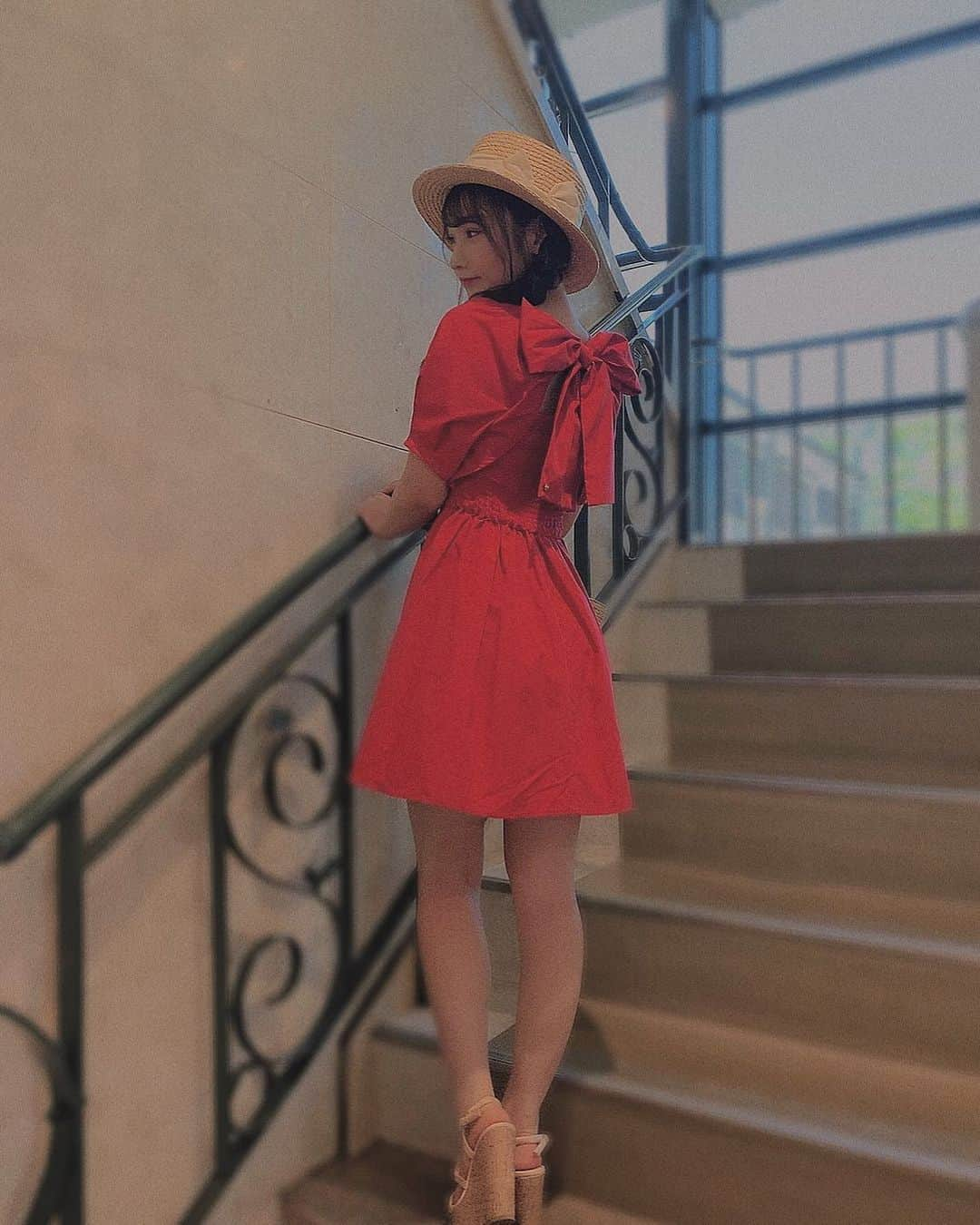 藤園麗さんのインスタグラム写真 - (藤園麗Instagram)「👒👒👒 . . . #麦わら帽子 #夏コーデ #ワンピース #赤  #リボン」8月18日 14時38分 - reifujizono_official