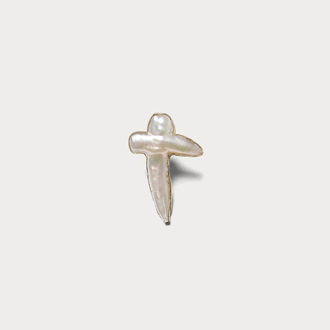UNITED ARROWS & SONSさんのインスタグラム写真 - (UNITED ARROWS & SONSInstagram)「【 Info 】﻿ ＜ Preek for UNITED ARROWS & SONS ＞﻿ ﻿日本のジュエリーブランド＜Preek(プリーク)＞に別注したパールジュエリーコレクションを8月22日(土)に発売します。 今コレクションは、天然の淡水バロックパールの良さを活かすために、あえて歪みがあり有機的で1つ1つに個体差のあるパール素材を採用しています。Vの字の珍しい形のパールを繋げたネックレスや、ウッドビーズを連想するような細長のパールを連結したネックレス、クロスの形で後ろ半分だけメタル特殊技法をかけたピアスなどをご用意いたします。 ユナイテッドアローズ＆サンズが提案するエレガントで存在感のあるコレクションに、ご期待ください。ㅤㅤㅤㅤㅤㅤㅤㅤㅤㅤㅤㅤㅤㅤㅤㅤㅤㅤㅤㅤㅤㅤㅤㅤㅤㅤ  The pearl jewelry collection bespoke to the Japanese jewelry brand <Preek> will be released on 22nd August.In order to take advantage of the natural freshwater baroque pearls, the collection now uses pearls that are distorted, organic and have individual differences. We offer necklaces with pearls with unusual V shapes, necklaces with long and narrow pearls reminiscent of wood beads, and pierced ears in the shape of a cloth with a metal special technique applied to the back half.Please look forward to the elegant and presence collection of United Arrows & Sons. ㅤ ㅤ ㅤㅤㅤㅤㅤㅤㅤㅤㅤㅤㅤㅤㅤㅤㅤㅤㅤㅤㅤㅤㅤㅤㅤㅤㅤㅤ  #Preek #UnitedArrowsAndSons」8月18日 14時38分 - unitedarrowsandsons