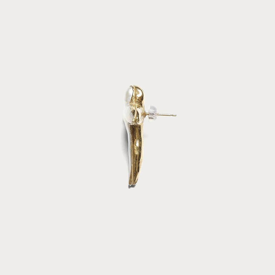 UNITED ARROWS & SONSさんのインスタグラム写真 - (UNITED ARROWS & SONSInstagram)「【 Info 】﻿ ＜ Preek for UNITED ARROWS & SONS ＞﻿ ﻿日本のジュエリーブランド＜Preek(プリーク)＞に別注したパールジュエリーコレクションを8月22日(土)に発売します。 今コレクションは、天然の淡水バロックパールの良さを活かすために、あえて歪みがあり有機的で1つ1つに個体差のあるパール素材を採用しています。Vの字の珍しい形のパールを繋げたネックレスや、ウッドビーズを連想するような細長のパールを連結したネックレス、クロスの形で後ろ半分だけメタル特殊技法をかけたピアスなどをご用意いたします。 ユナイテッドアローズ＆サンズが提案するエレガントで存在感のあるコレクションに、ご期待ください。ㅤㅤㅤㅤㅤㅤㅤㅤㅤㅤㅤㅤㅤㅤㅤㅤㅤㅤㅤㅤㅤㅤㅤㅤㅤㅤ  The pearl jewelry collection bespoke to the Japanese jewelry brand <Preek> will be released on 22nd August.In order to take advantage of the natural freshwater baroque pearls, the collection now uses pearls that are distorted, organic and have individual differences. We offer necklaces with pearls with unusual V shapes, necklaces with long and narrow pearls reminiscent of wood beads, and pierced ears in the shape of a cloth with a metal special technique applied to the back half.Please look forward to the elegant and presence collection of United Arrows & Sons. ㅤ ㅤ ㅤㅤㅤㅤㅤㅤㅤㅤㅤㅤㅤㅤㅤㅤㅤㅤㅤㅤㅤㅤㅤㅤㅤㅤㅤㅤ  #Preek #UnitedArrowsAndSons」8月18日 14時38分 - unitedarrowsandsons