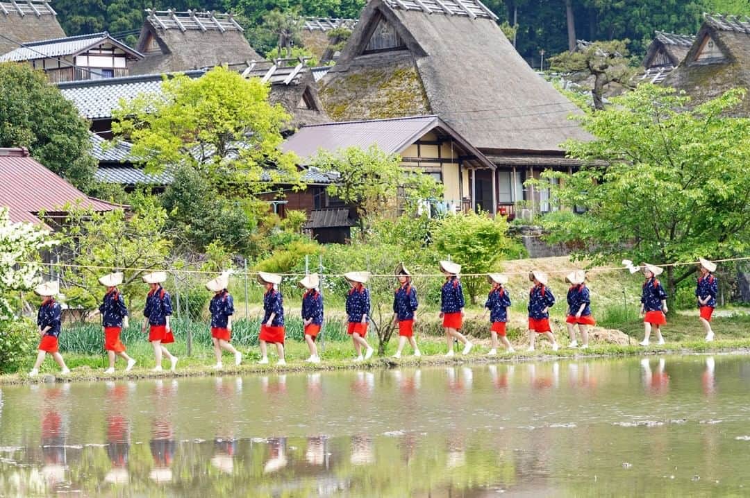 Satoyama推進コンソーシアムのインスタグラム：「毎年5月、美山かやぶき集落の水田では、五穀豊穣を願って「お田植祭」が執り行われます。いつもは長閑で静かな里山も、この日はたくさんの人が訪れ、とても賑やかな一日となります。  撮影地：#京都府 #南丹市 #美山町北 #かやぶきの里 （8J7C+5X 南丹市、京都府） （Satoyamaフォトコンテスト2020代理投稿作品）  ★Satoyama & Satoumi Photo Contest 2020 https://satoyama-satoumi.net/contest/photo2020/（日本語） https://satoyama-satoumi.net/global/contest/photo2020/（English） ⠀ ⠀⁠⠀ #jtsatoyama2020 #satoyama #photocontest #photo⠀⁠⠀ #satoumi #japan #landscape #japan_visit #Lovers_Nippon #daily_photo_jpn #naturephotography #フォトコンテスト #フォトコン⠀⁠⠀ #写真⠀⁠⠀ #カメラ⠀⁠⠀ #里山⠀⁠⠀ #里海⠀⁠⠀ #風景⠀⁠⠀ #風景写真⠀⁠⠀ #日本の絶景⠀⁠⠀ #日本の美しい風景⠀⁠⠀ #田舎⠀⁠⠀ #田舎暮らし」