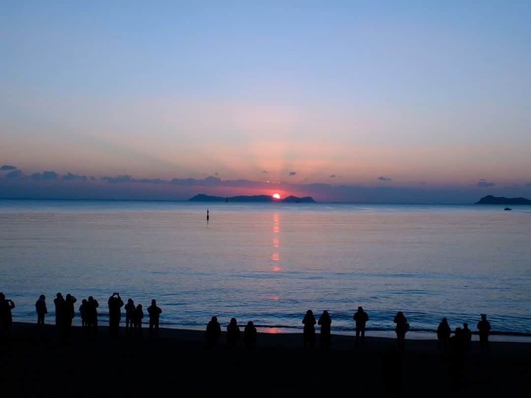 Satoyama推進コンソーシアムのインスタグラム：「2018年の初日の出を地元の #徳島県 #阿南市 の北の脇海岸で撮影したものです。 日の出がとても綺麗で、初日の出は毎年多くの人が集まります。 夏には海水浴客で賑わい、海の家が立ち並びます。漁港もあるため、観光地引き網も開催されています。 また、幼稚園に通う小さい子からお年寄りまで、たくさんの地域の人たちが毎年の海岸清掃に参加し、この美しいsatoumiを守っています。 今年は地元に帰ることも叶わず、大好きな海を見にいくこともできませんが、いつかまたこの写真のようにみんなで集まって初日の出を眺められるような日が来ると信じています。 （Satoyamaフォトコンテスト2020代理投稿作品）  ★Satoyama & Satoumi Photo Contest 2020 https://satoyama-satoumi.net/contest/photo2020/（日本語） https://satoyama-satoumi.net/global/contest/photo2020/（English） ⠀ ⠀⁠⠀ #jtsatoyama2020 #satoyama #photocontest #photo⠀⁠⠀ #satoumi #japan #landscape #japan_visit #Lovers_Nippon #daily_photo_jpn #naturephotography #フォトコンテスト #フォトコン⠀⁠⠀ #写真⠀⁠⠀ #カメラ⠀⁠⠀ #里山⠀⁠⠀ #里海⠀⁠⠀ #風景⠀⁠⠀ #風景写真⠀⁠⠀ #日本の絶景⠀⁠⠀ #日本の美しい風景⠀⁠⠀ #田舎⠀⁠⠀ #田舎暮らし」