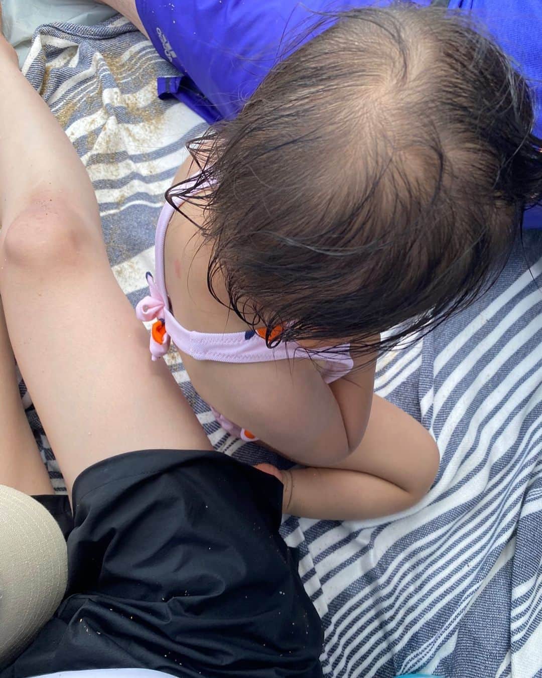 Keikooooooのインスタグラム：「チラッとしか写ってないけどww 水着は、 @mother_inc @akihigashihara さんのラッシュガードとパンツ🎽🩳で、ムチムチボディも 日焼けからも守ってくれました笑‼︎ 洋服みたいで、ハミ肉も全然気にならなかった🤣✌️ #海に入る前に撮ればよかったな。 #皆んな興奮してそれどころじゃなかった笑 . #ママコーデ #女の子ママ#ラッシュガード #水着 #海コーデ #mother_inc」