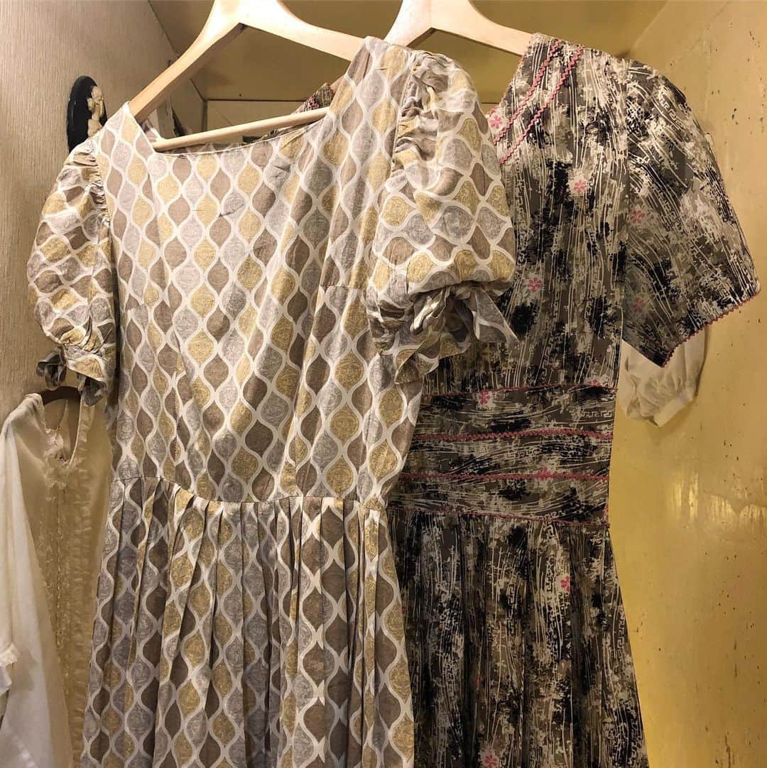 NUTTY Vintage&Collectibleのインスタグラム：「🍂AUTUMN NEW ARRIVAL🍂  ☑︎vtg brown color shortsleeve dress  キュートなプリントやシルエットのコンパクトなコットンドレスです。 まだまだ暑いいまの時期から秋までご着用いただけます。  本日ONLINE STOREに掲載いたします＊  ------------------------------------ 🛍NUTTY通販について🛍 ------------------------------------- ◎掲載商品は全て通販可能となっておりますので、詳細はDMにてお気軽にお問い合わせくださいませ。また、ONLINE STOREに随時商品を掲載しております。商品詳細も記載しておりますので、是非ご利用くださいませ。 🔎 http://nutty.theshop.jp/ （ プロフィールページURLよりjump🕊） ㅤㅤㅤㅤㅤㅤㅤㅤㅤㅤㅤㅤㅤ ◎ご自宅でもお買い物をお楽しみいただけるVIDEO CHAT SHOPPING📺テレビ電話をお繋ぎして、リアルタイムでご案内いたします。詳細は過去の投稿をご覧ください。」