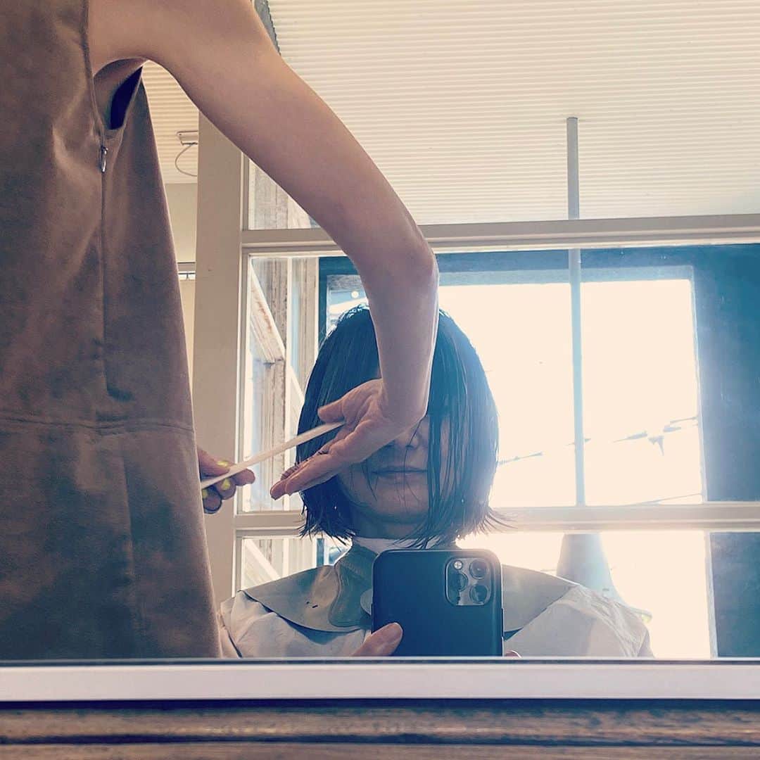 富岡佳子さんのインスタグラム写真 - (富岡佳子Instagram)「#roraimadaikanyama  秋冬撮影に向けてヘアチェンジ☺︎ スワイプ2枚目…前髪は約10cm以上カットしました。 Stylist／Miki Yarita」8月18日 15時03分 - yoshikotomioka